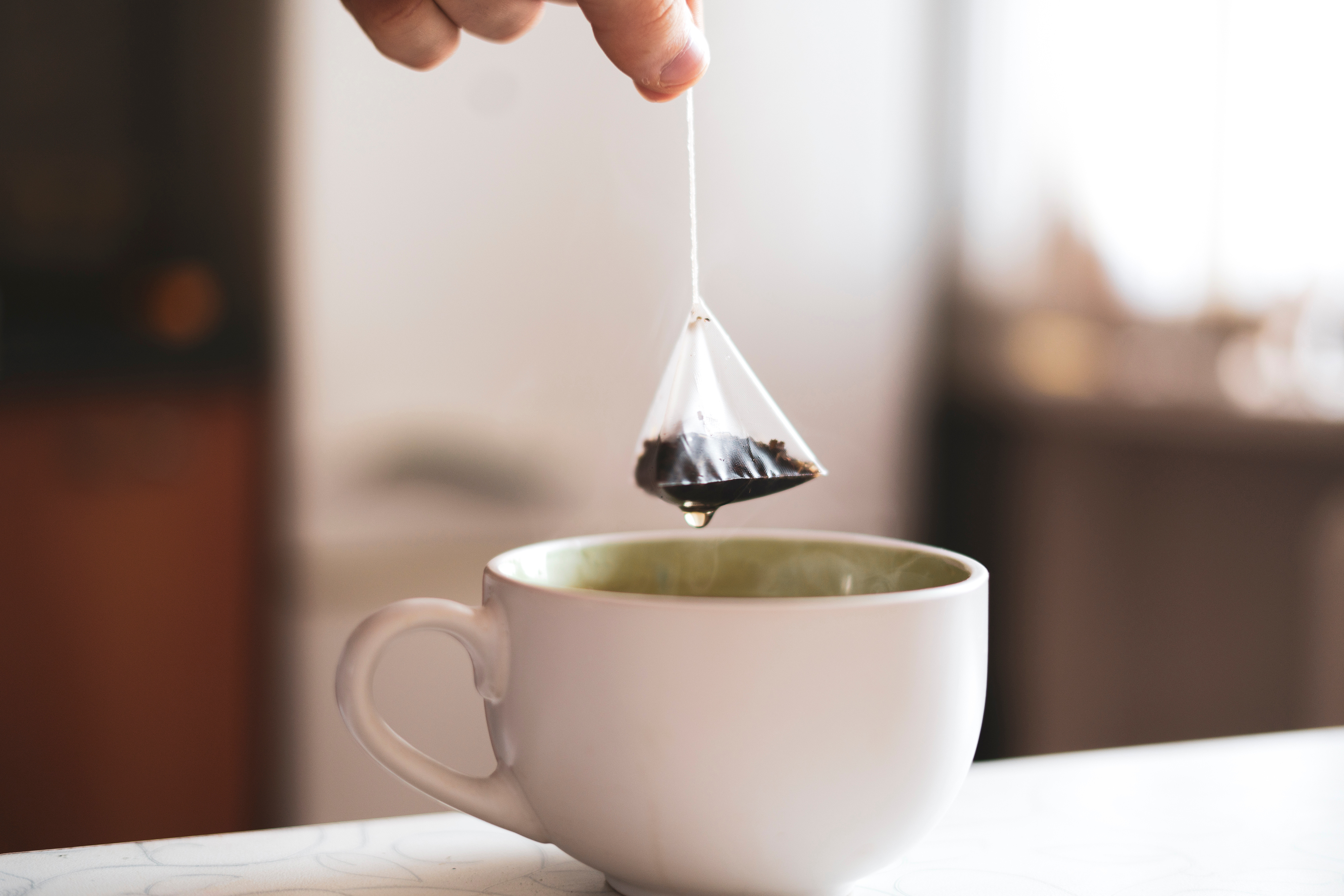 Boire du thé noir, comme du thé vert, est aujourd’hui largement associé à de multiples avantages pour la santé (Visuel Adobe Stock 490202125) Boire du thé noir, comme du thé vert, est aujourd’hui largement associé à de multiples avantages pour la santé (Visuel Adobe Stock 490202125).
