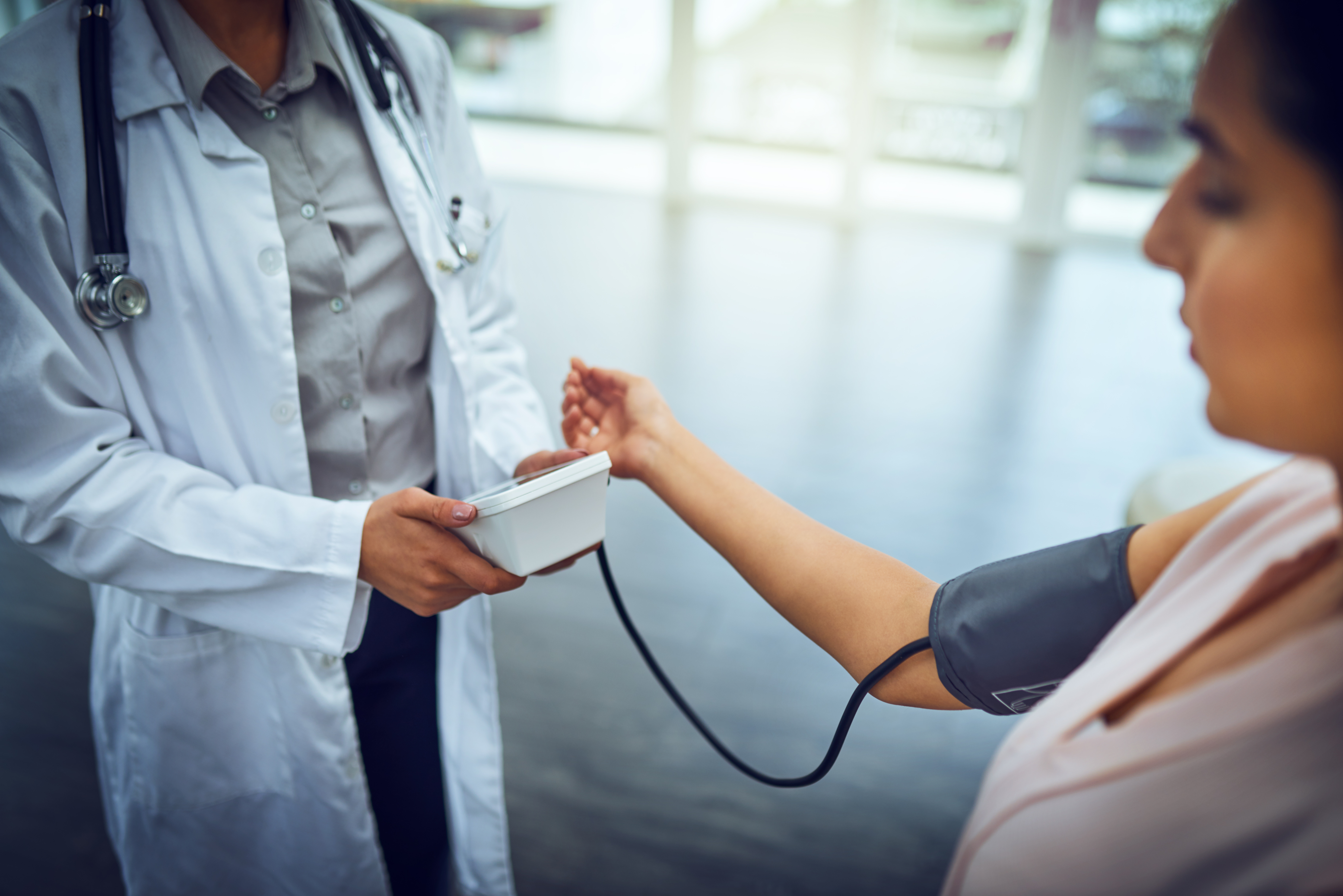 L'HTA pourrait, de manière chronique, induire aussi, chez certains patients des troubles de la santé mentale, dont des troubles anxieux, des symptômes dépressifs et névrotiques (Visuel Adobe Stock 492206651)