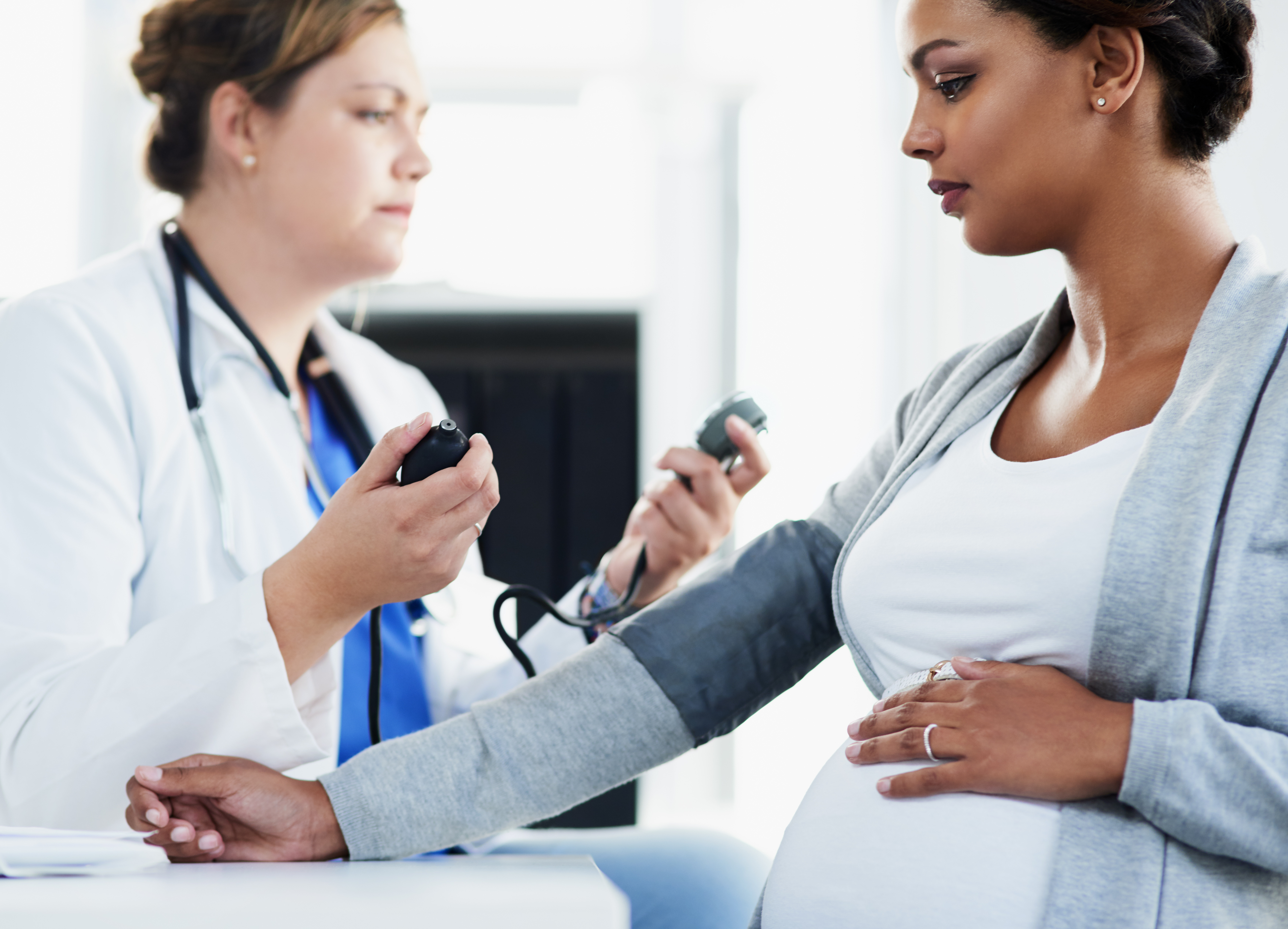 Les patientes enceintes pr&eacute;sentant un taux de cholest&eacute;rol &eacute;lev&eacute; pr&eacute;existant, pourraient pr&eacute;senter un risque cardiovasculaire accru (Visuel Adobe stock 493556518)