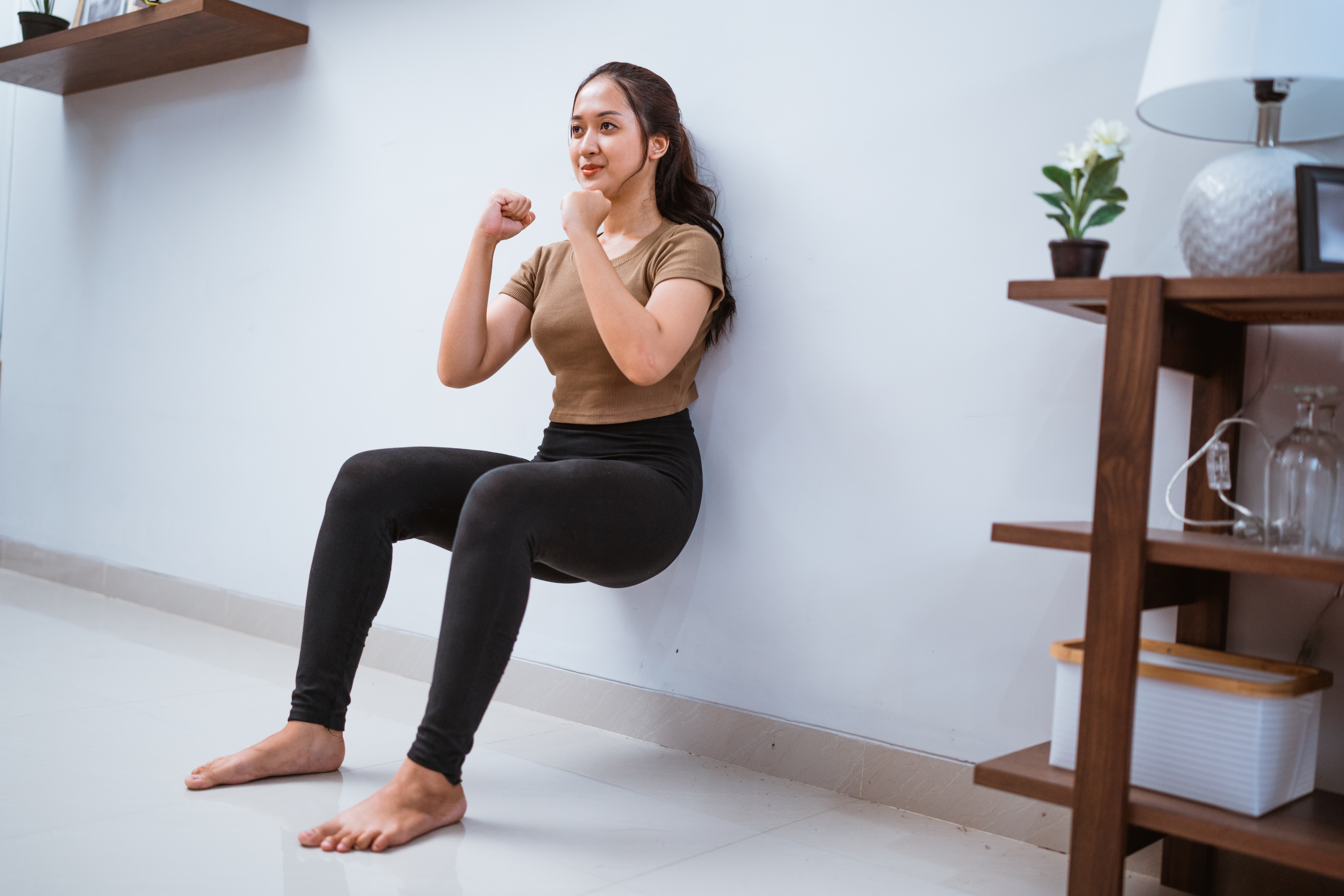 L’exercice isométrique statique, tel que se mettre assis contre un mur, est idéal pour abaisser la tension artérielle (Visuel Adobe Stock 520931046)