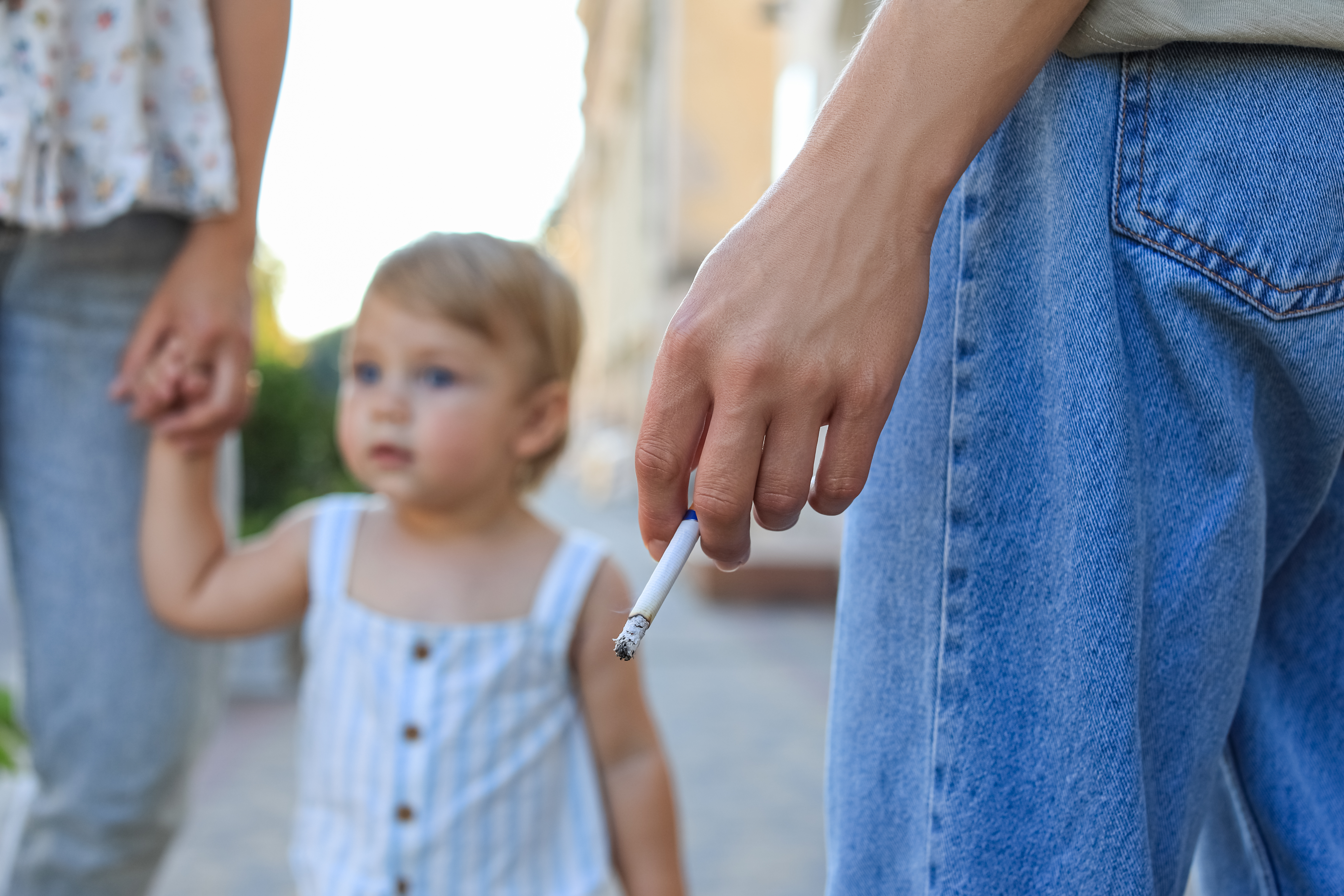 Ce rappel des dangers du tabagisme passif pour la santé des enfants, et de la fumée tertiaire notamment -qui se dépose aussi sur les surfaces intérieures-ne sera pas inutile (Visuel Adobe Stock 540427284)