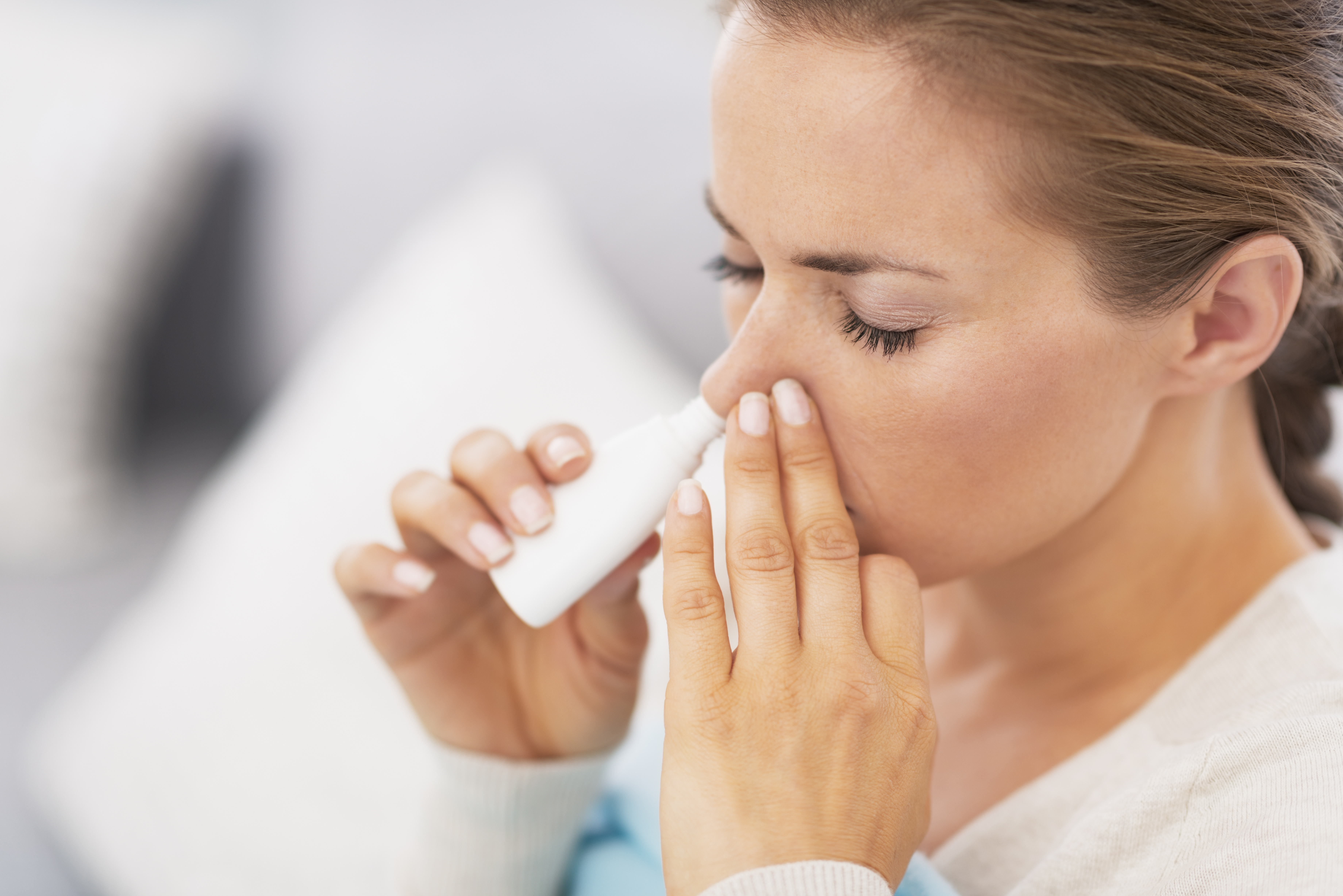 Une administration nasale de mélatonine, en gouttes ou en spray, pourrait permettre d'éviter ou de freiner le développement de la maladie chez les patients pré-symptomatiques (Visuel Adobe Stock 54961414)