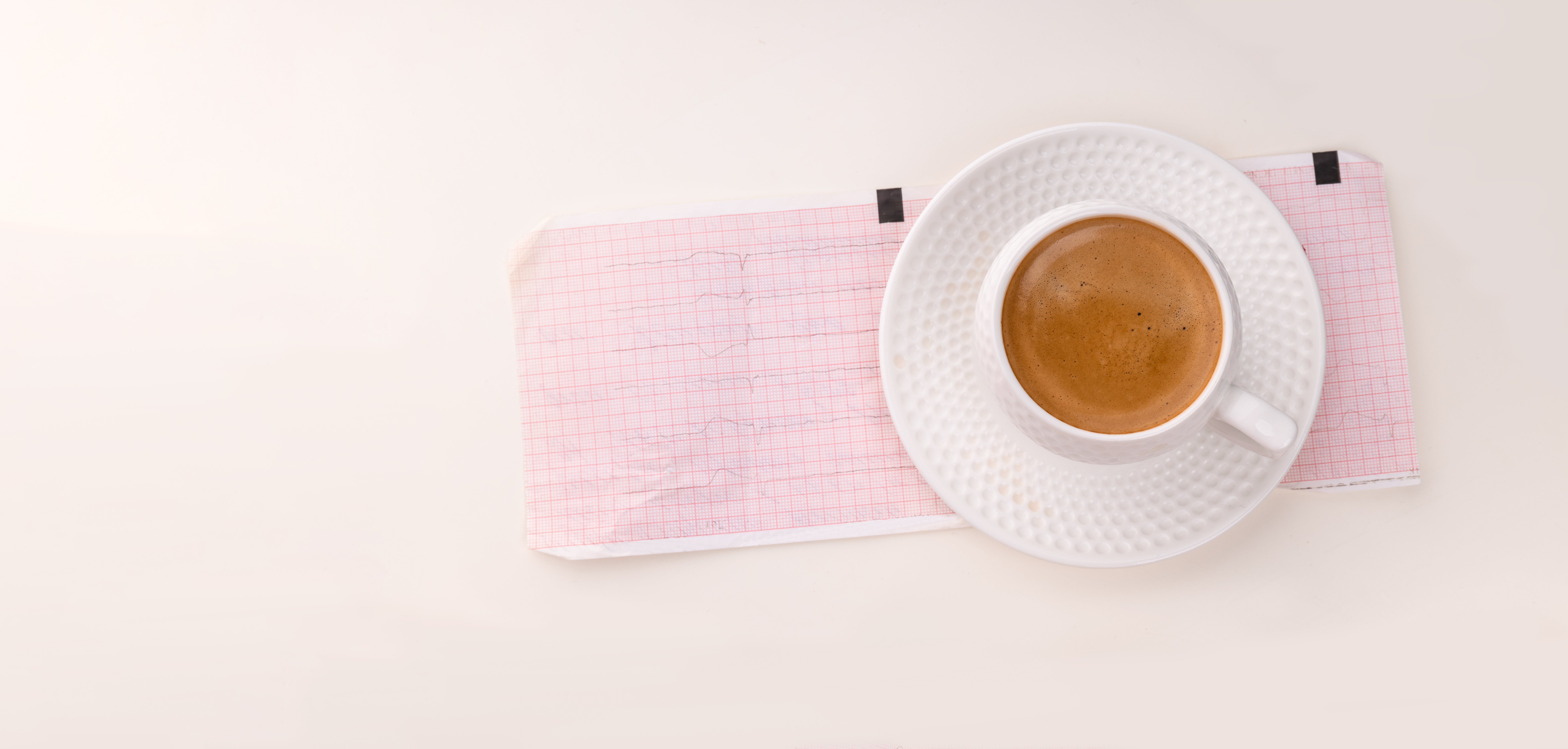 Chez les personnes hypertendues, il suffit de 2 tasses de café par jour pour doubler le risque de mort cardiaque (Visuel Adobe Stock 551834447)
