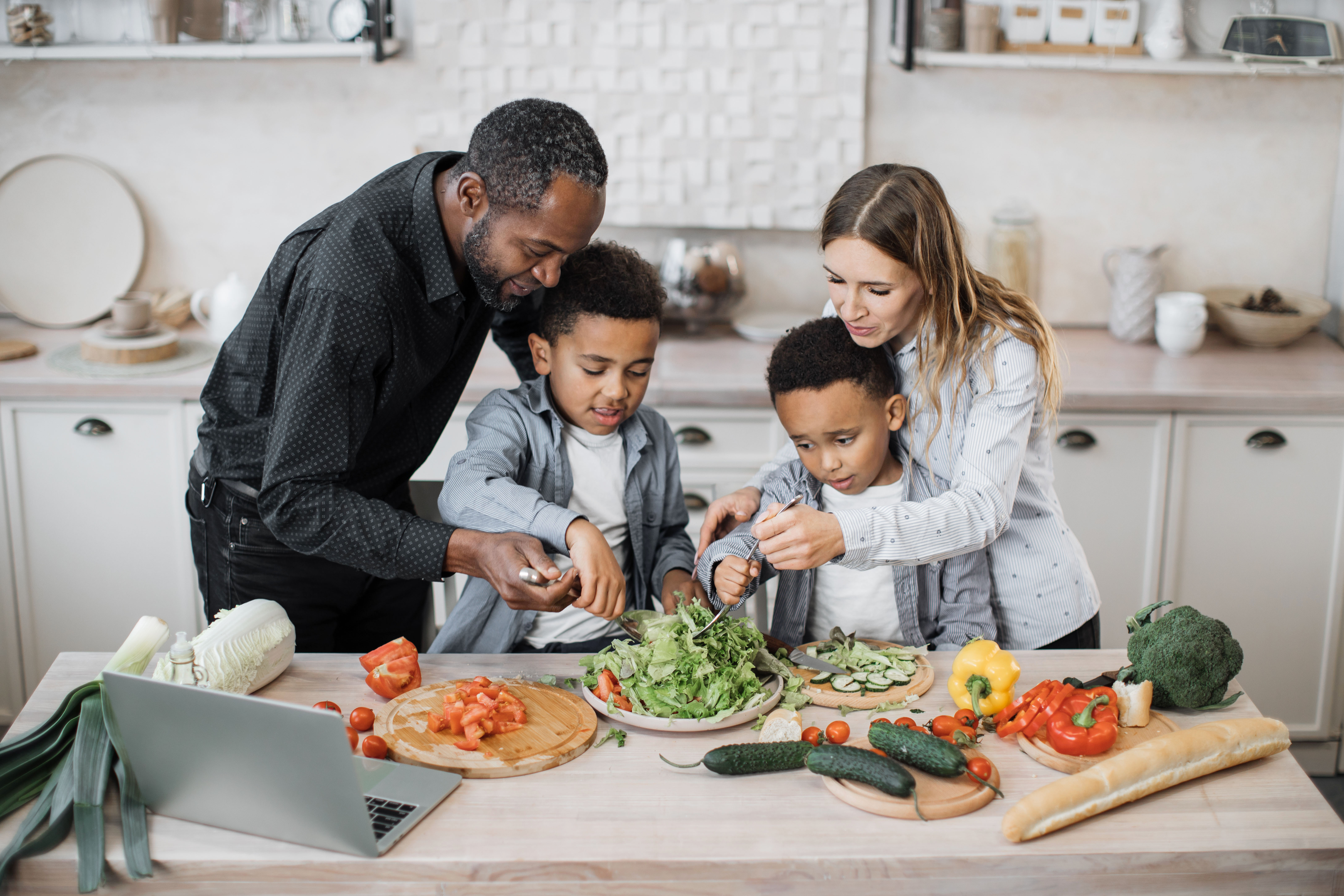 Les familles en situation d'insécurité alimentaire ont plus de problèmes de santé et donc des dépenses de santé plus élevée (Visuel Adobe Stock 556526360)