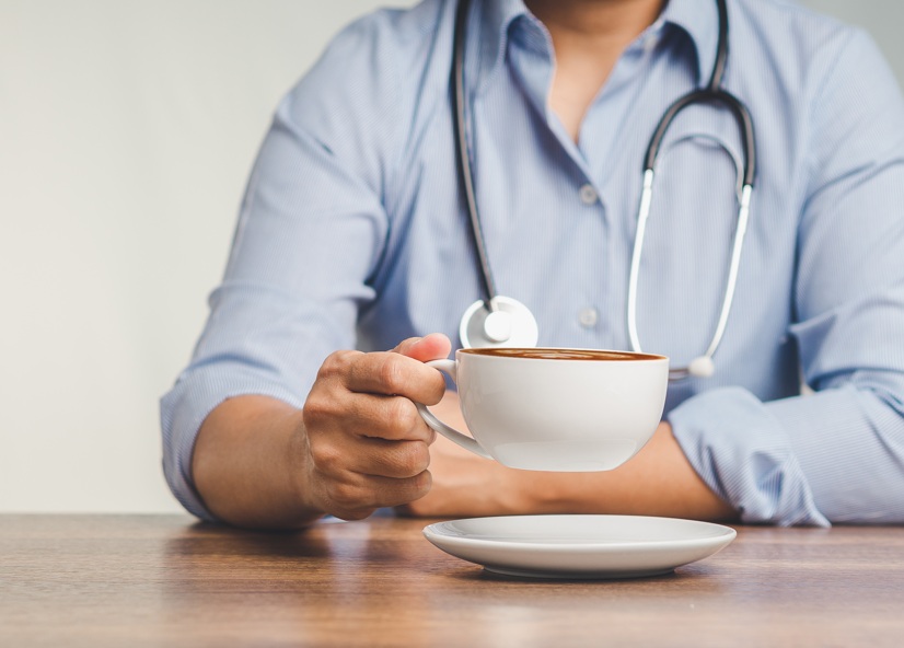 Une consommation r&eacute;guli&egrave;re de caf&eacute;, avec ou sans caf&eacute;ine, est corr&eacute;l&eacute;e &agrave; un meilleur bien-&ecirc;tre psychologique (Visuel Adobe Stock 576276797).