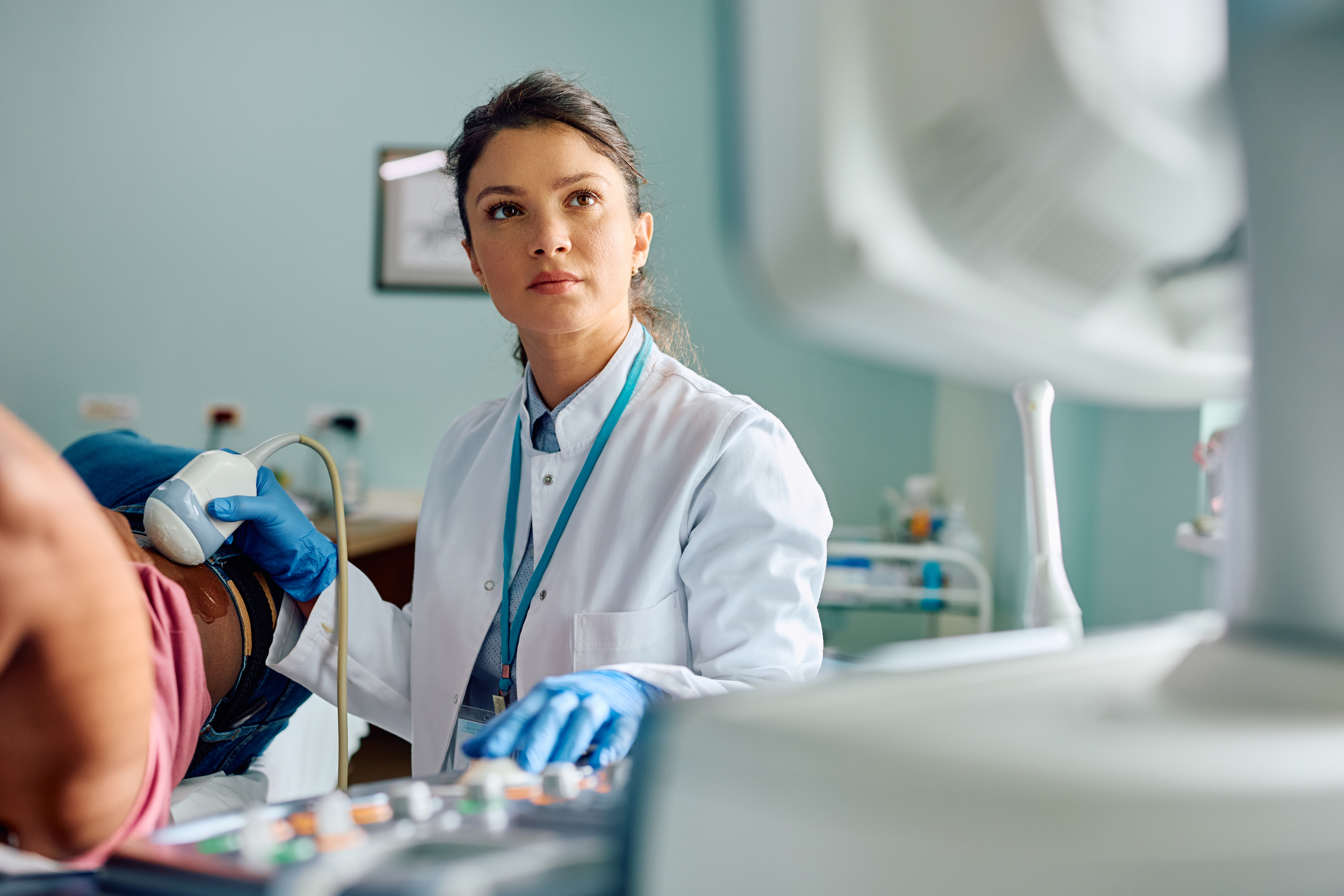 C&rsquo;est 3 fois moins de chances d&rsquo;&ecirc;tre diagnostiqu&eacute;e au stade pr&eacute;coce : plus de 40 % des femmes atteintes de cancer de l'ovaire sont diagnostiqu&eacute;es dans les 28 jours suivant une admission hospitali&egrave;re en urgence (Visuel Adobe Stock 614753324)