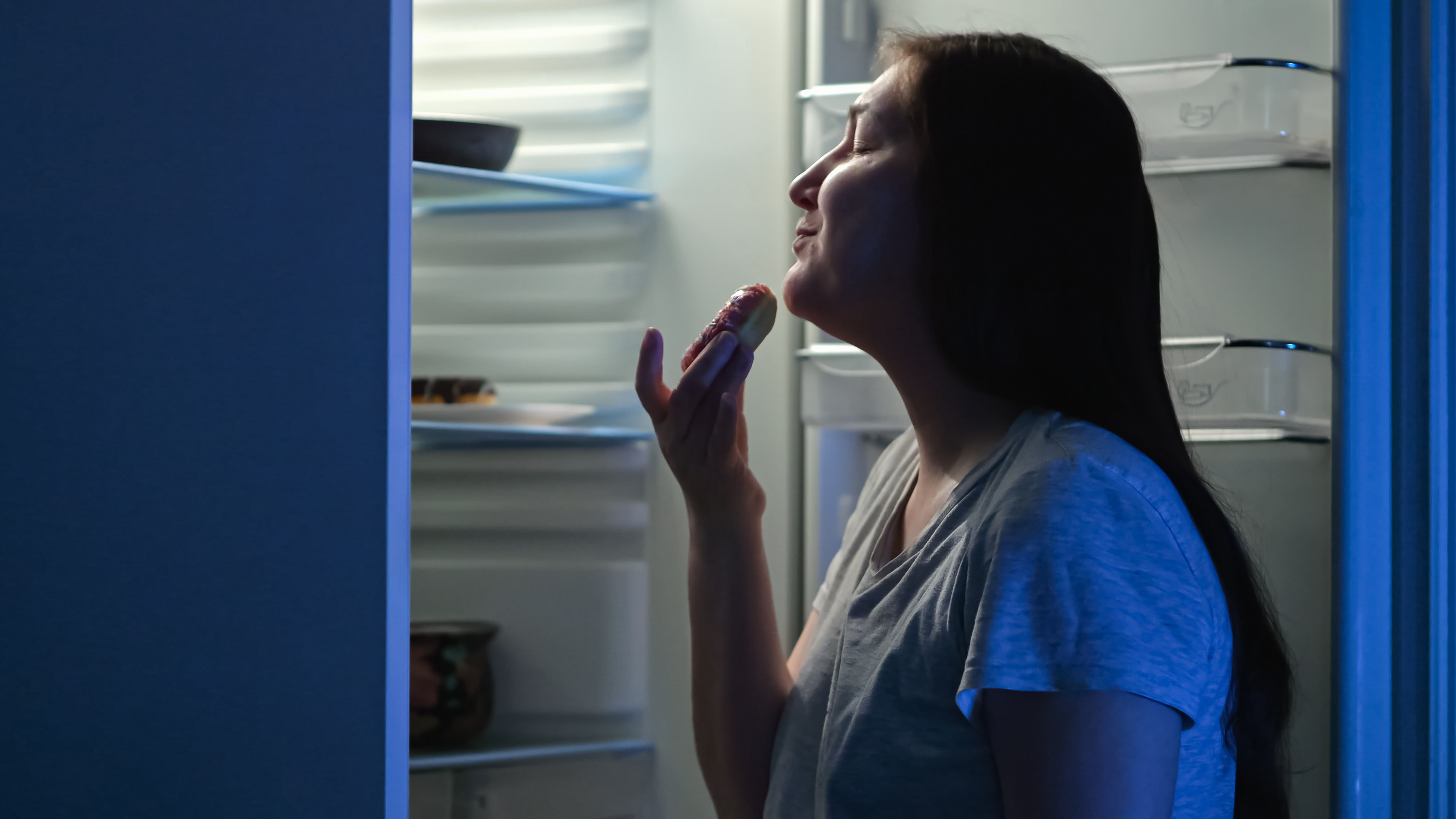 Les femmes particulièrement, qui souffrent de solitude, présentent une activation accrue dans les régions du cerveau associées aux fringales (Visuel Adobe Stock 617368751)