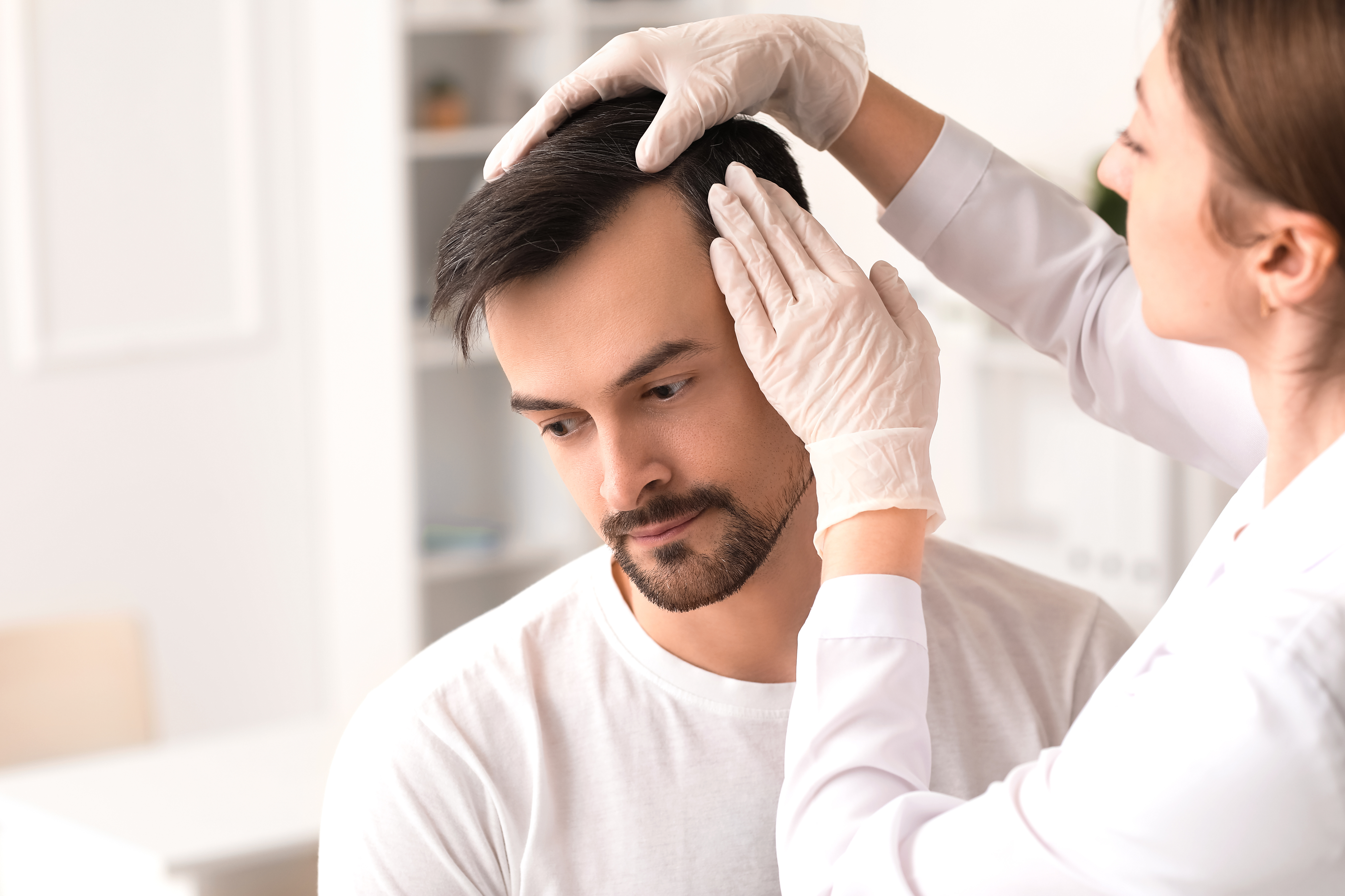 L'étude identifie des variantes génétiques rares impliquées dans la chute des cheveux chez les hommes (Visuel Adobe Stock 617586352)