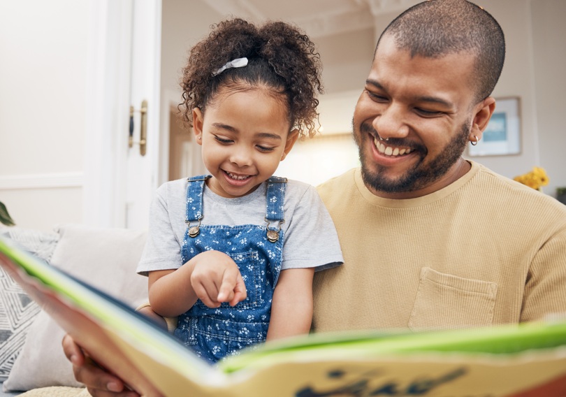 La lecture offre une exp&eacute;rience enrichissante et interactive, absente de la consommation passive d'&eacute;crans, notamment gr&acirc;ce aux &eacute;changes, &agrave; l'exposition au langage et riche en lien &eacute;motionnel (Visuel Adobe Stock 635908883)
