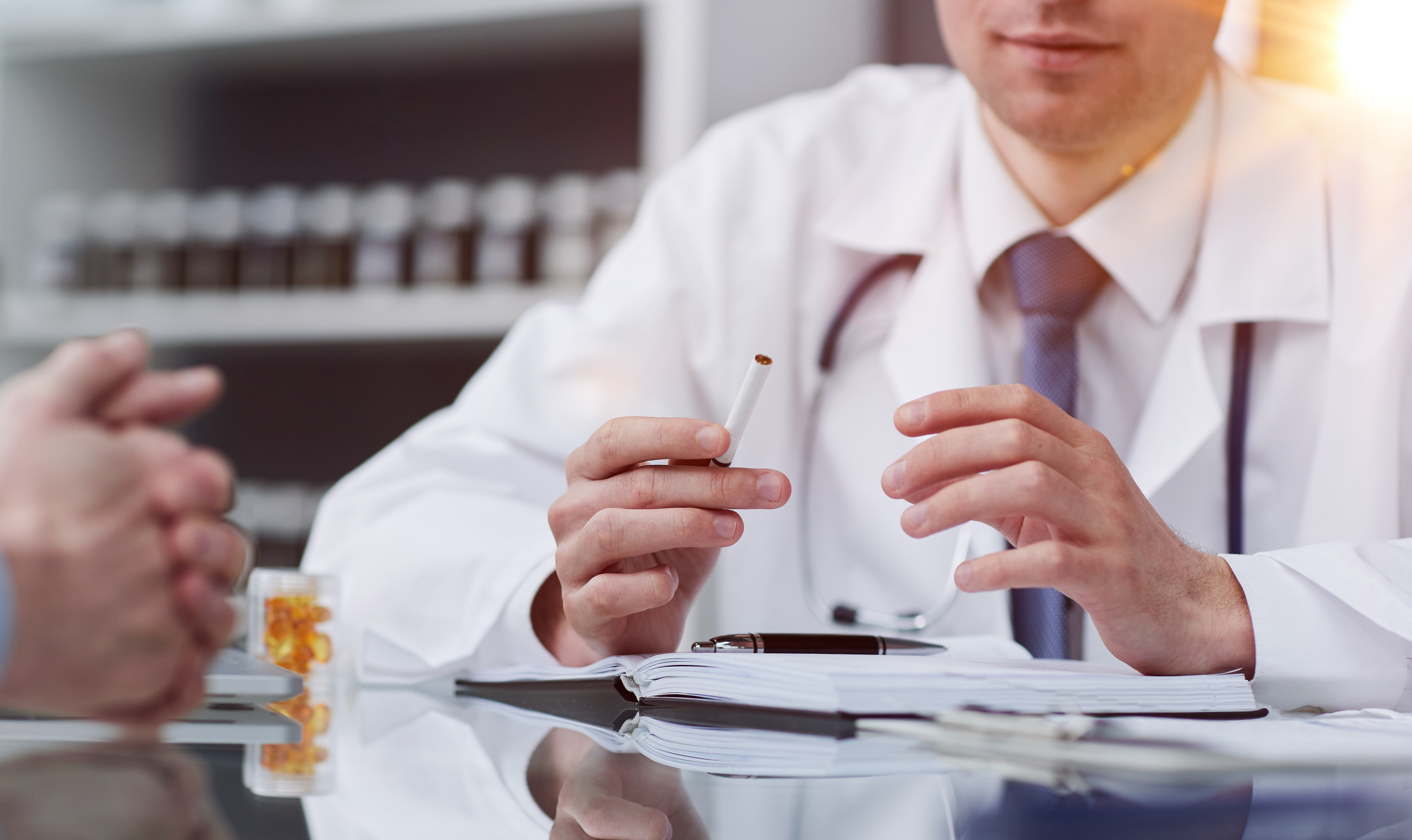 L’intervention consiste à distribuer des cigarettes électroniques aux patients fumeurs, qui attendent aux Urgences de l’hôpital (Visuel Adobe Stock 638569914)