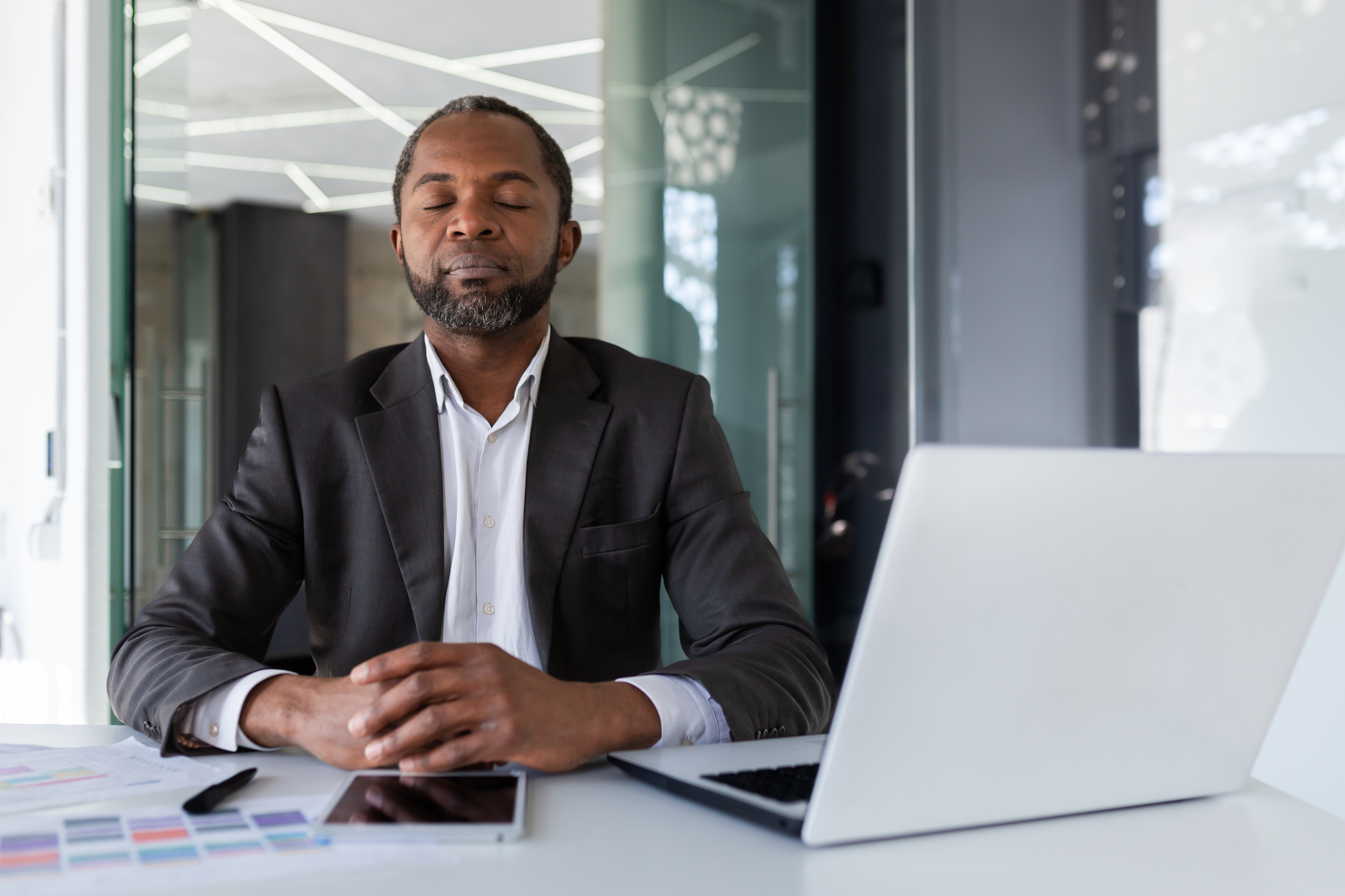 La pleine conscience au travail protège du stress et peut permettre d’éviter l'épuisement professionnel ou le burn out, (Visuel Adobe Stock 644428647)