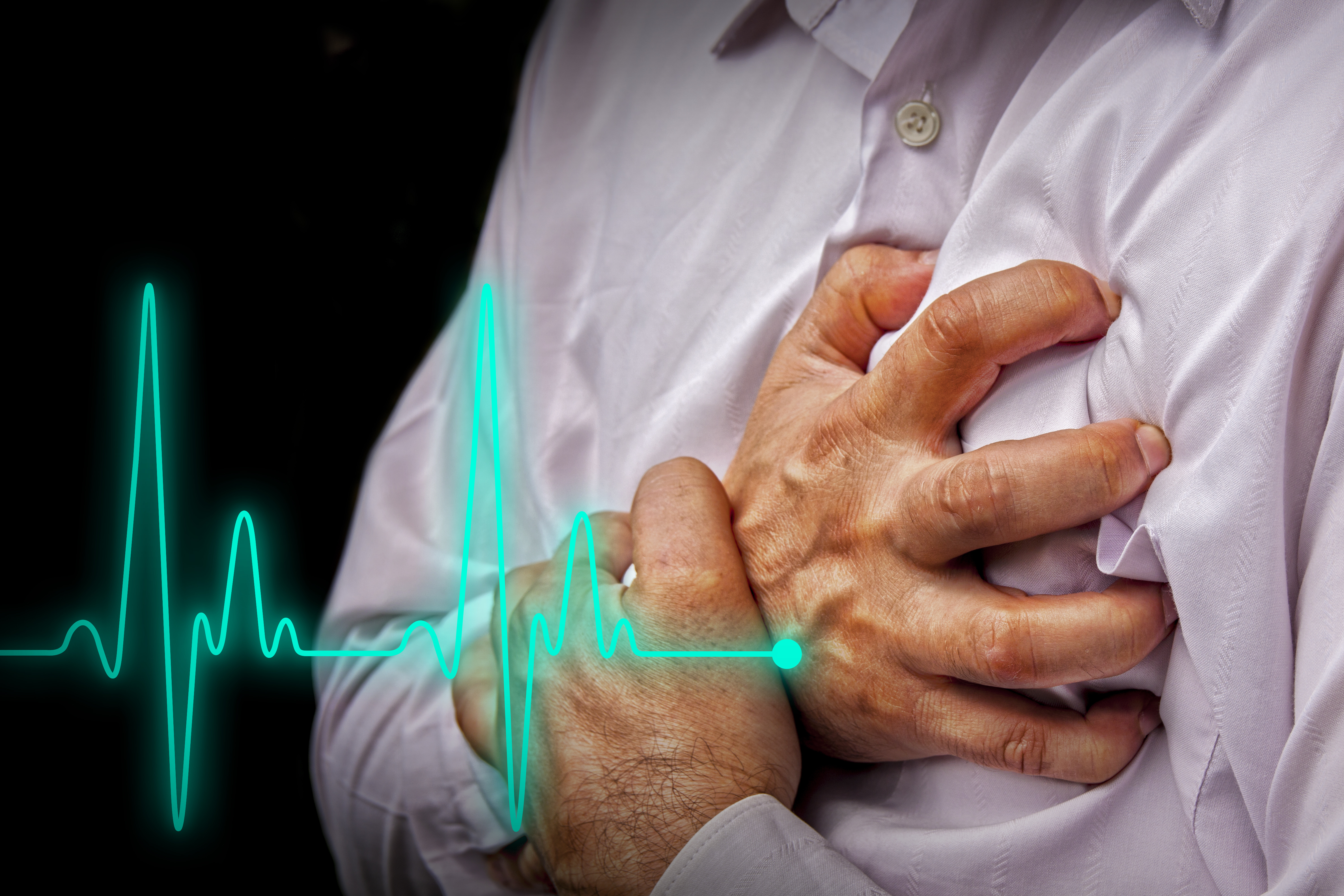 Симптомы инфаркта у пожилых. Сердечный приступ. Человек с больным сердцем.
