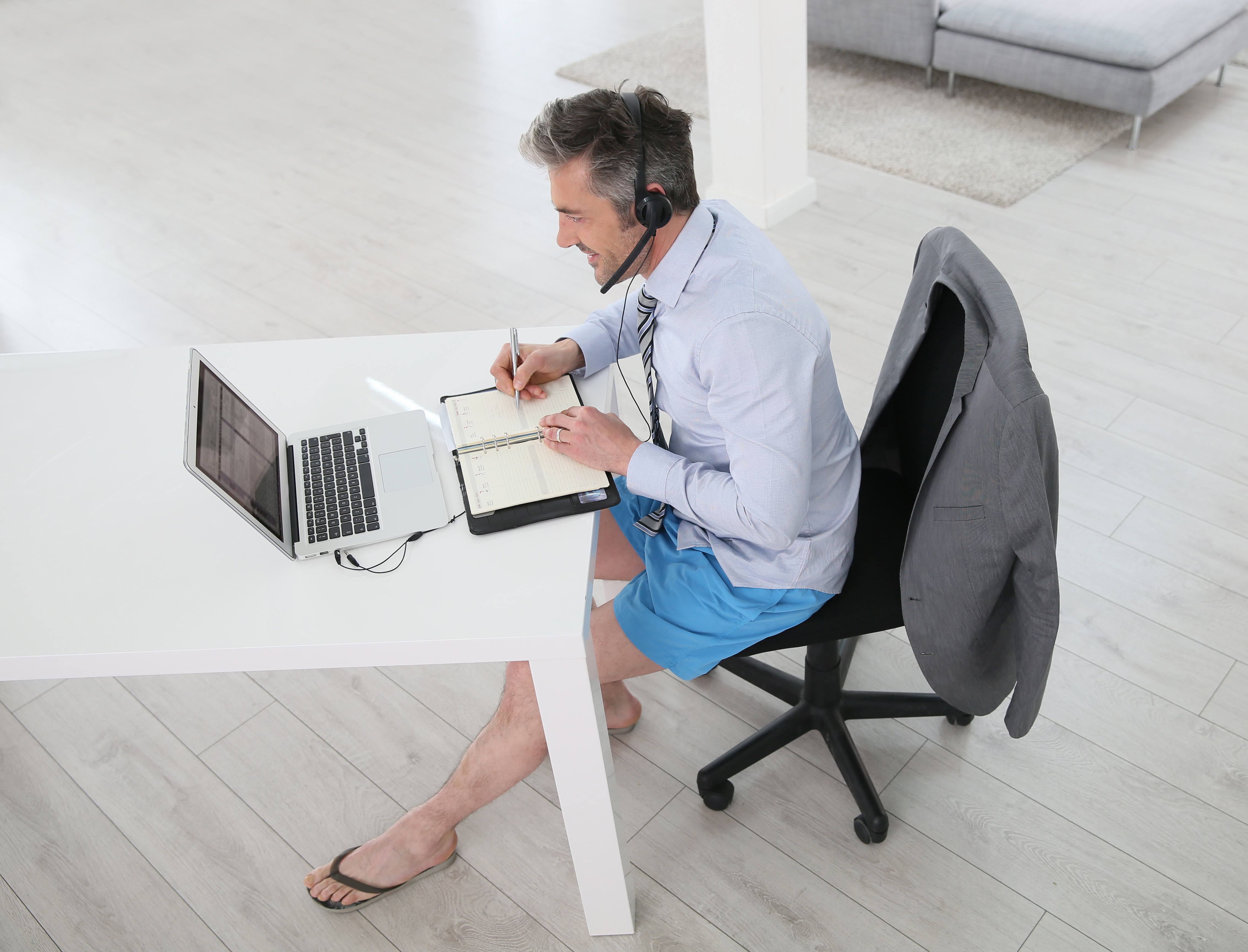 Le t&eacute;l&eacute;travail g&eacute;n&eacute;ralis&eacute; apr&egrave;s la pand&eacute;mie de COVID-19 a entra&icirc;n&eacute; des augmentations du temps pass&eacute; seul, une d&eacute;gradation du bien-&ecirc;tre mental sur plusieurs indicateurs et une hausse du recours aux services de soins en sant&eacute; mentale (Visuel Adobe Stock 80895505)