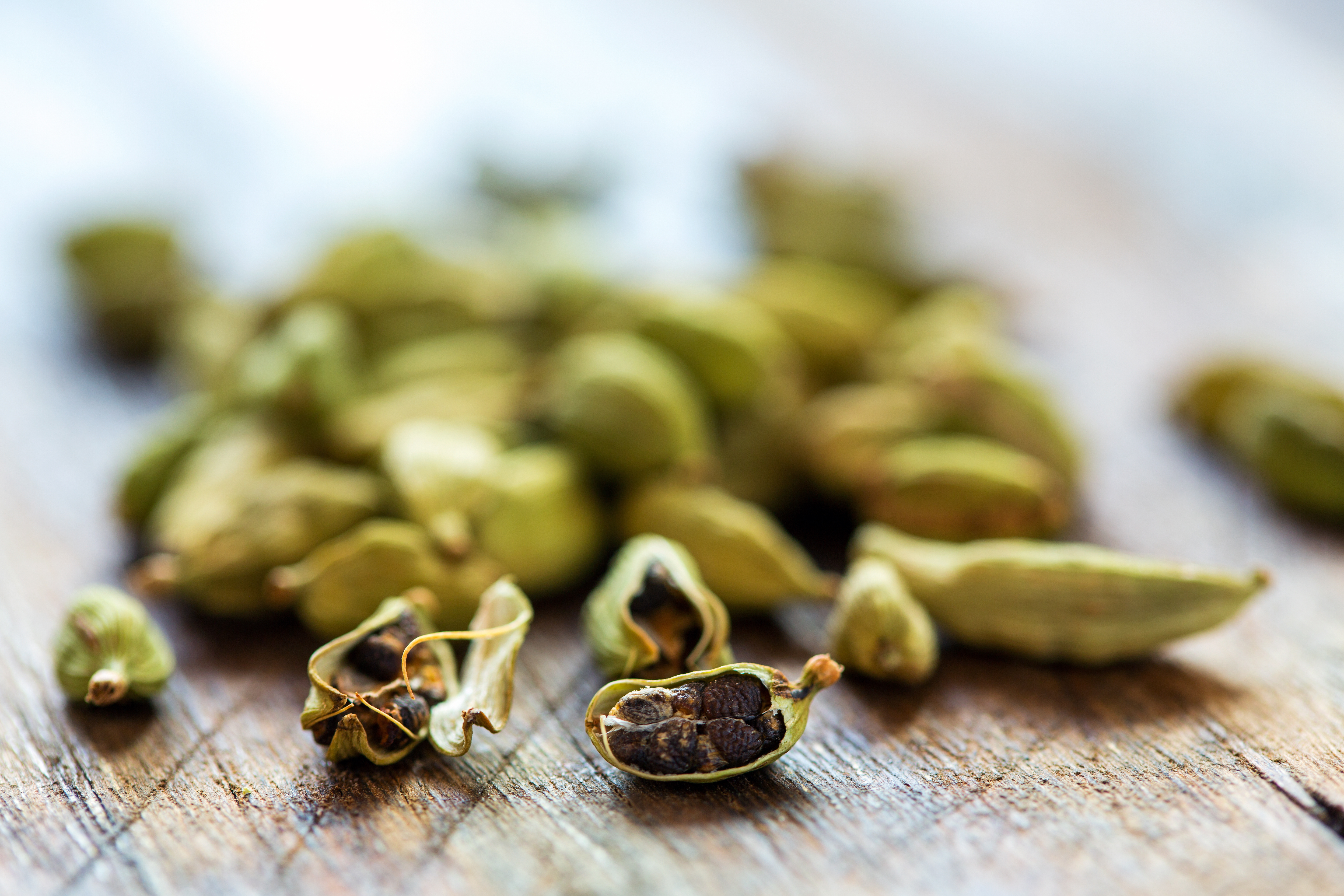 Ce fruit, séché, d’une plante de la famille des gingembres (zingibéracées), la cardamome, qui donne lieu à une épice mieux connue, révèle toute une gamme d'avantages pour la santé (Visuel Adobe Stock 82757569)