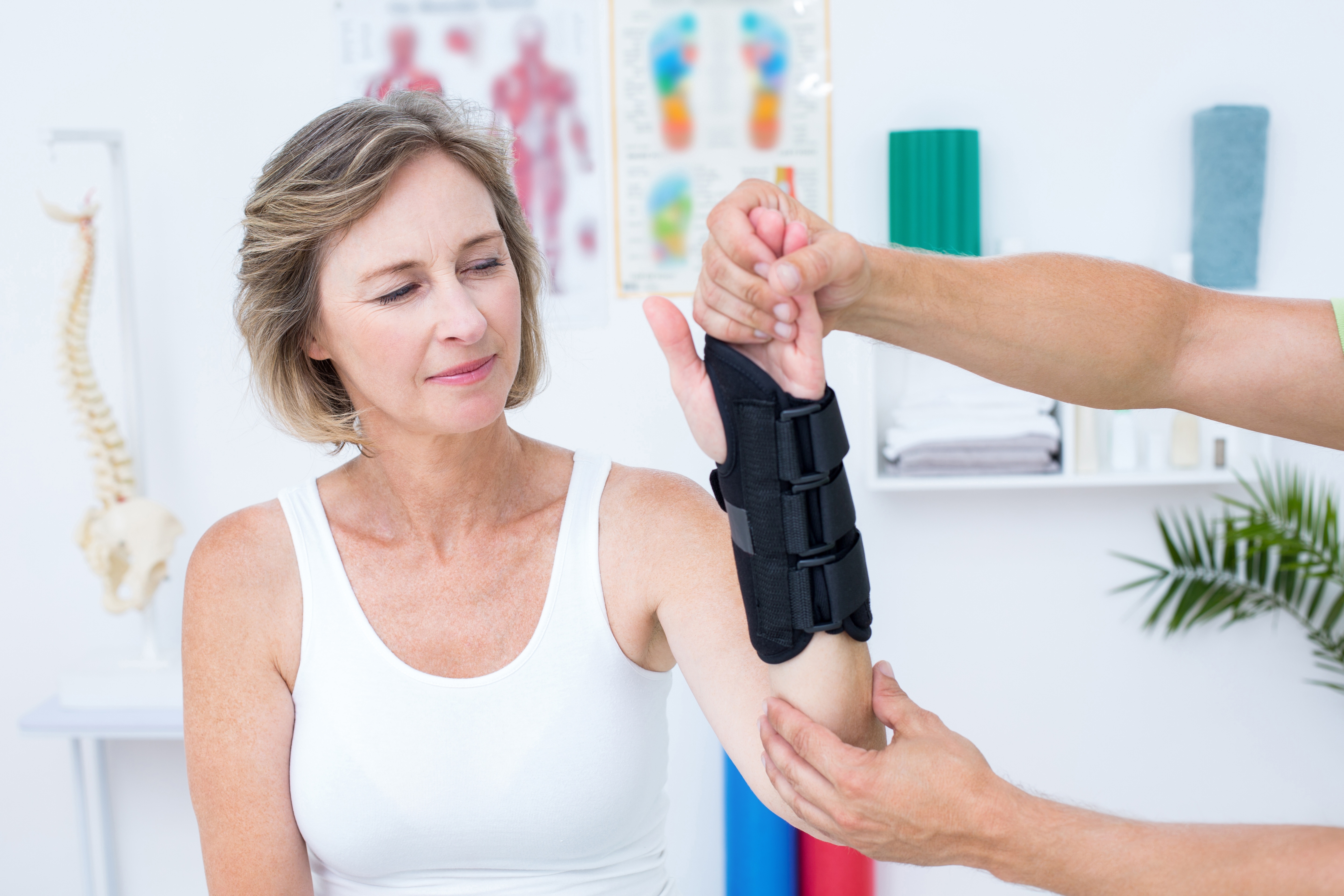 A la ménopause, toute fracture doit être considérée comme un signe de grande fragilité osseuse et doit être prise au sérieux (Visuel Adobe Stock 83005939).