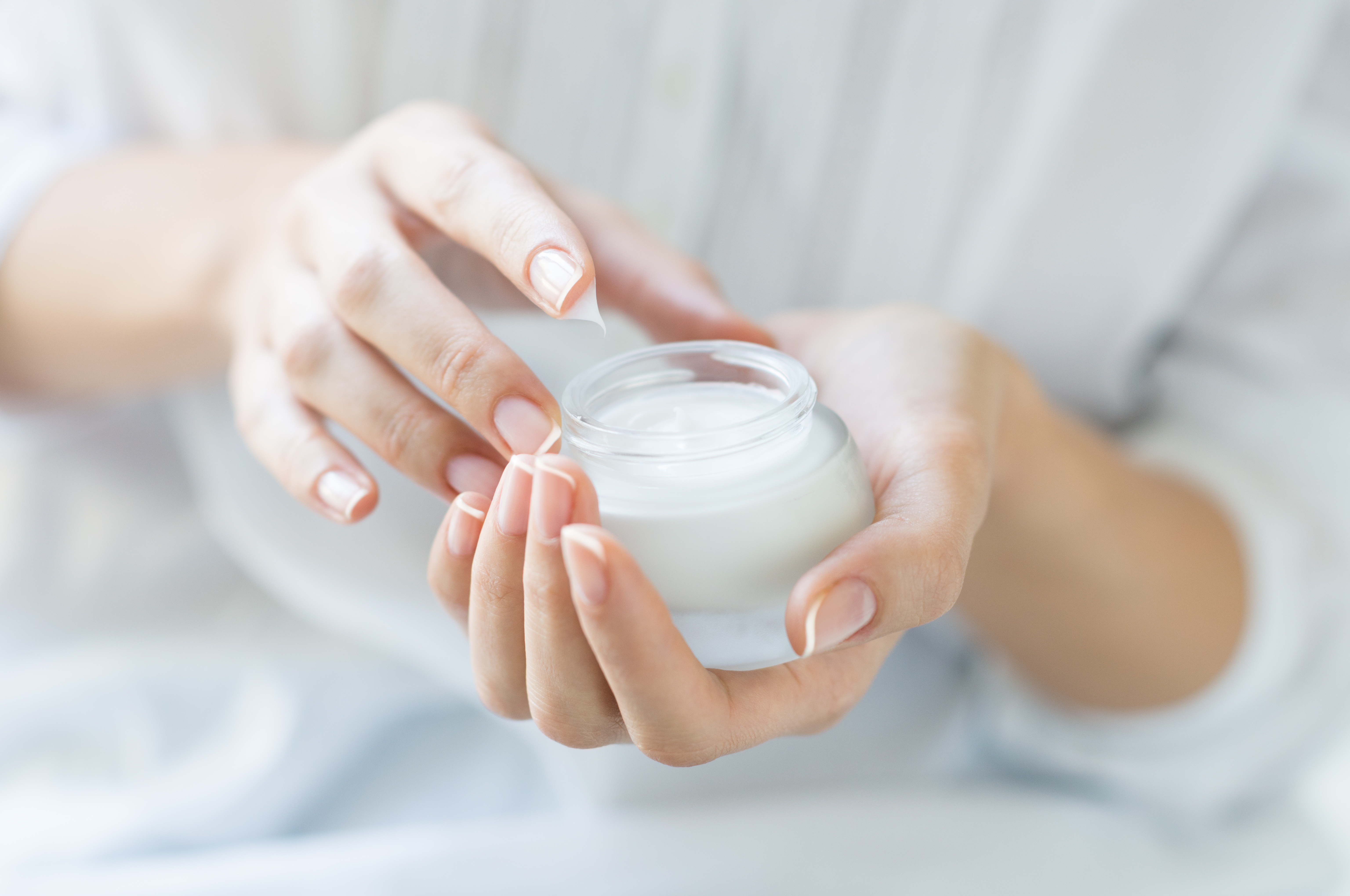 Les patients sujets aux dermatoses inflammatoires, qui utilisent ces produits dermatologiques devraient éviter de consommer des aliments à base le lait de chèvre (Visuel Adobe Stock 86064204)