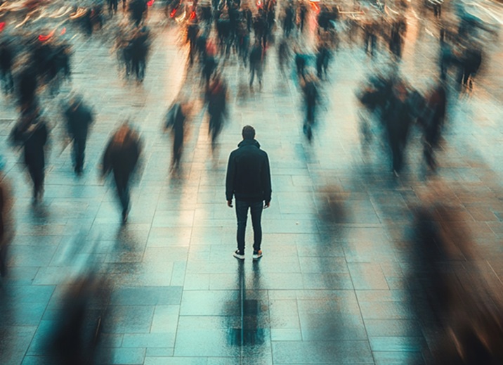 La solitude ressentie est associée à un risque 8 à 9 % plus élevé de déficit cognitif sévère et à une probabilité 3 % plus faible de récupération d’un déclin cognitif (Visuel Adobe Stock 946707132)