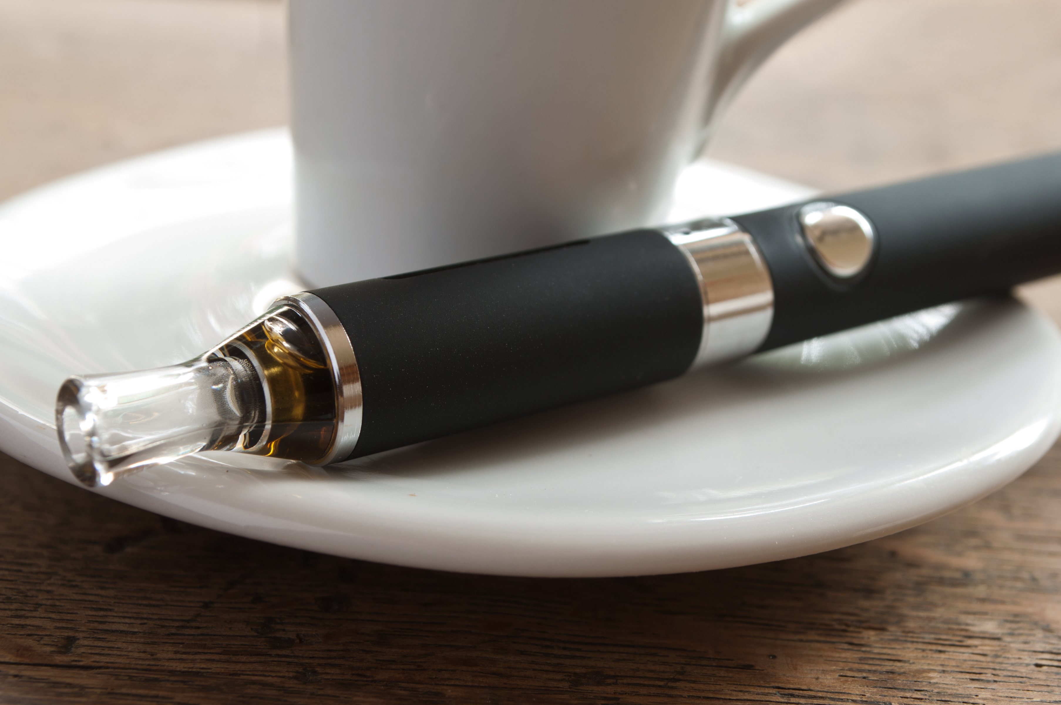 On sait que la cigarette « classique » peut favoriser tout le spectre des maladies buccodentaires, gingivite, parodontite, caries, déchaussements jusqu’à la perte de dents. Mais qu’en est-il de la cigarette électronique ? (Visuel Adobe Stock 96108099) On sait que la cigarette « classique » peut favoriser tout le spectre des maladies buccodentaires, gingivite, parodontite, caries, déchaussements jusqu’à la perte de dents. Mais qu’en est-il de la cigarette électronique ? (Visuel Adobe Stock 96108099)