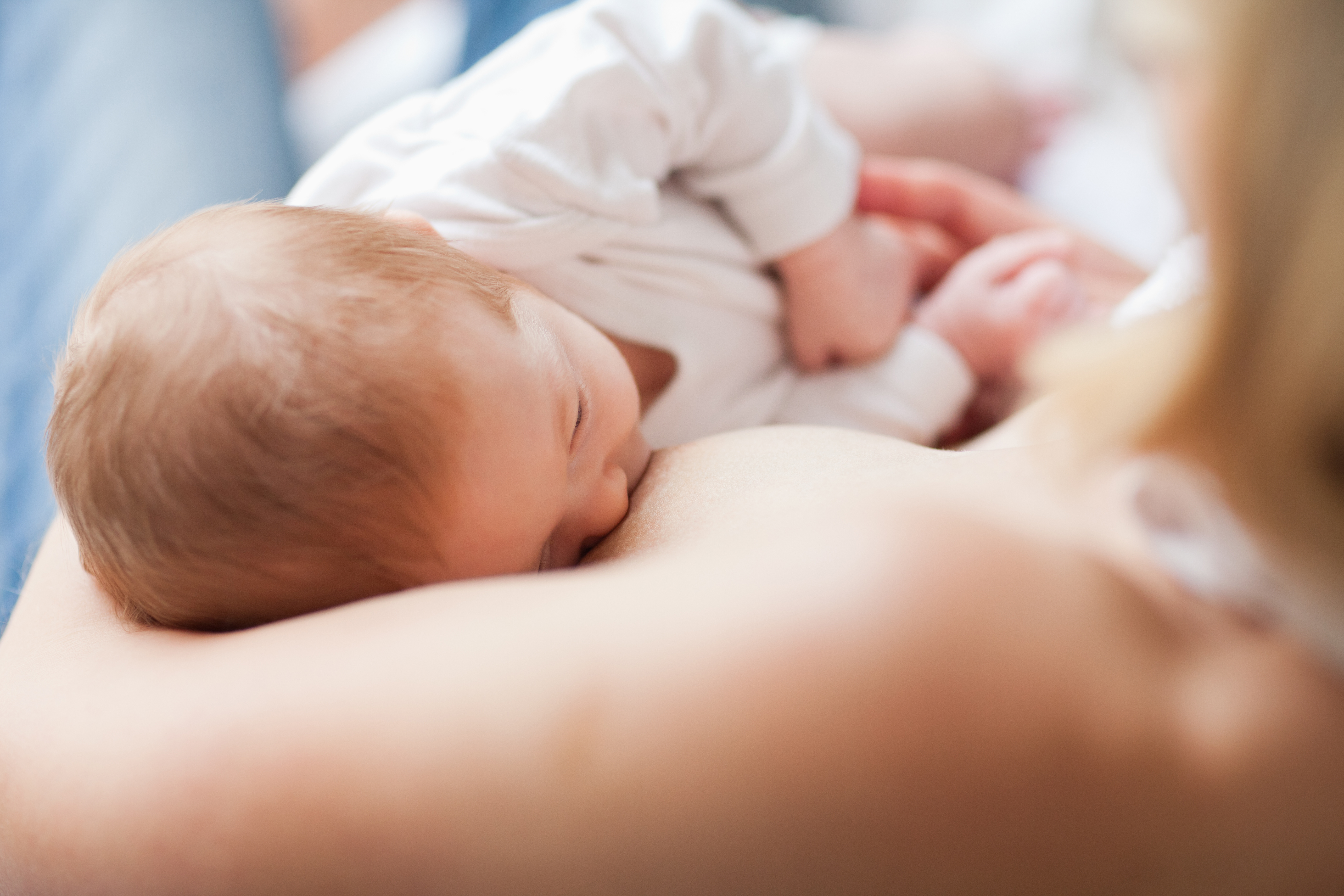 Différents facteurs maternels, dont le lait maternel, affectent le développement physique et neurologique du bébé