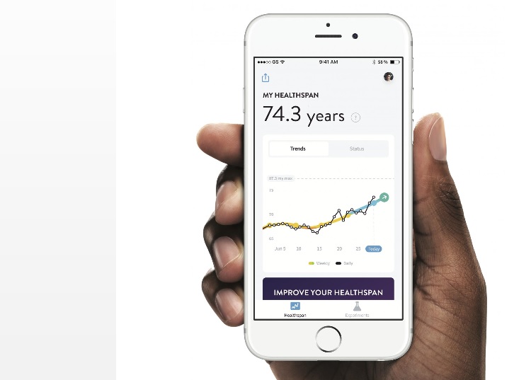Une application mobile gratuite, « Gero Healthspan », qui nécessite un accès à quelques données de santé (dont le nombre de pas effectués chaque jour), permet de surveiller en temps réel les changements dans le « bio-âge » en réponse à ces interventions axées sur le mode de vie. 