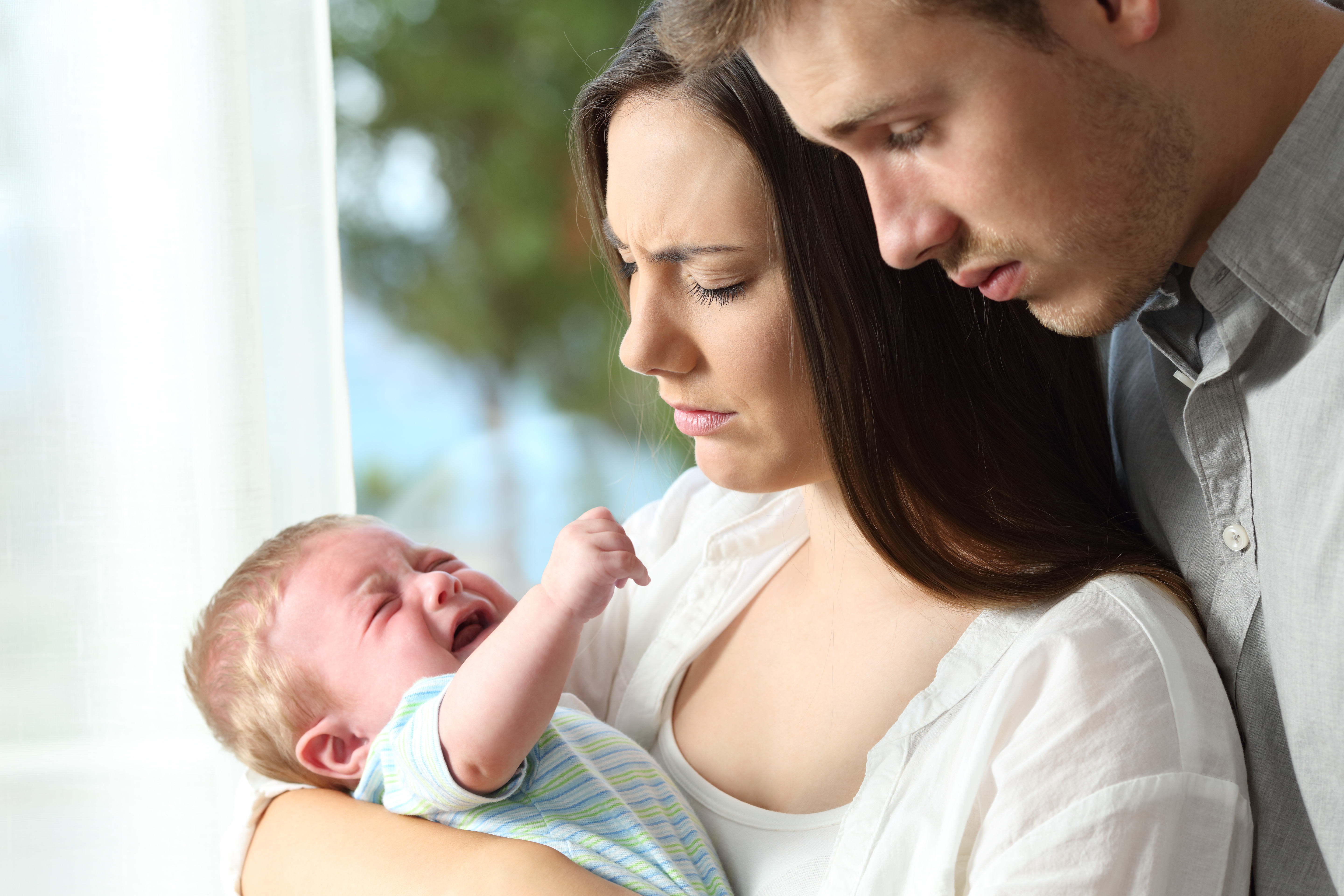 La colique du nourrisson a déjà été associée à la dépression postnatale maternelle et à la culpabilité et à la frustration des parents