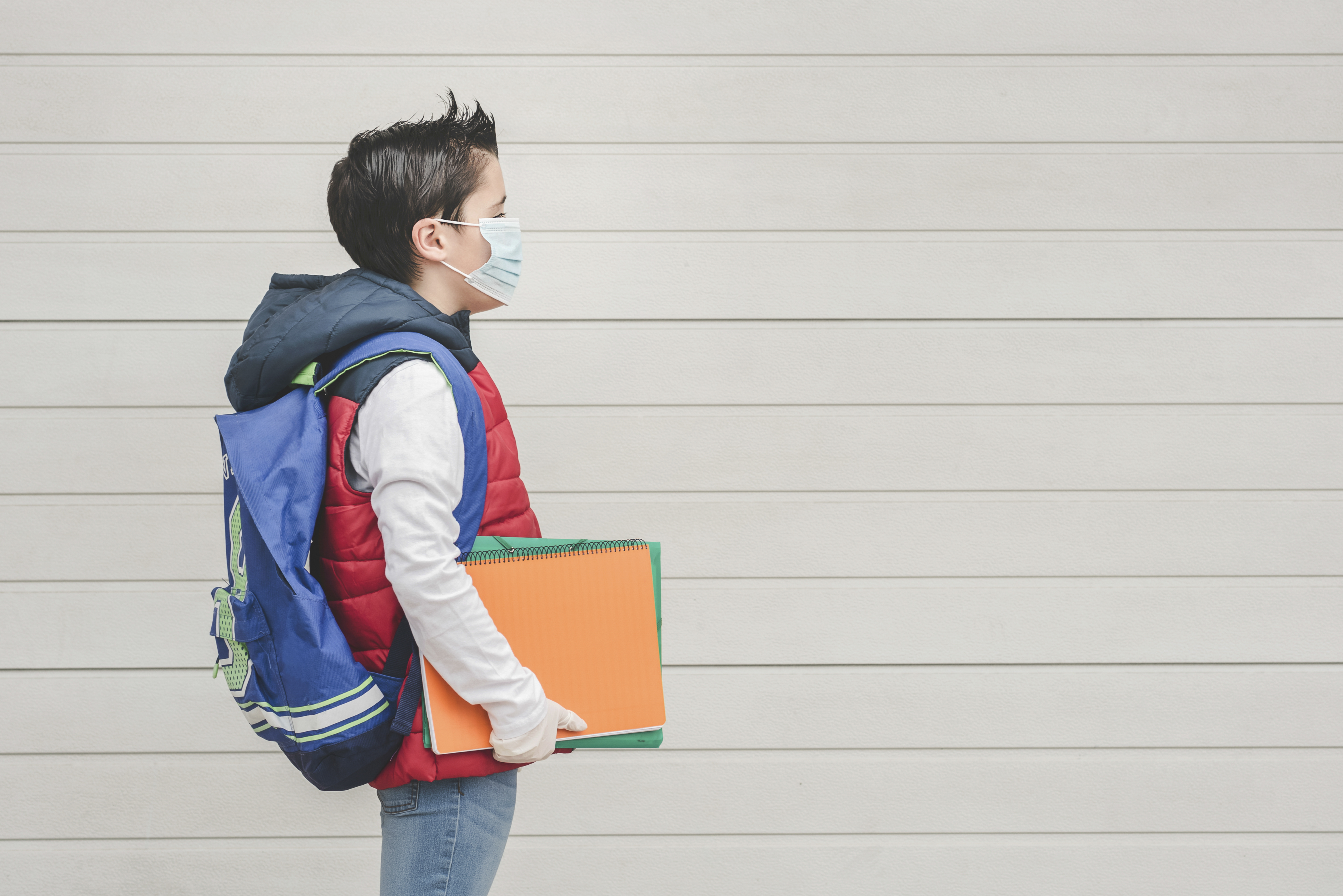 « Les enfants sont une source possible de propagation de ce virus, et cela devrait être pris en compte dans les étapes de planification de la réouverture des écoles » (Visuel AdobeStock_361759218). 