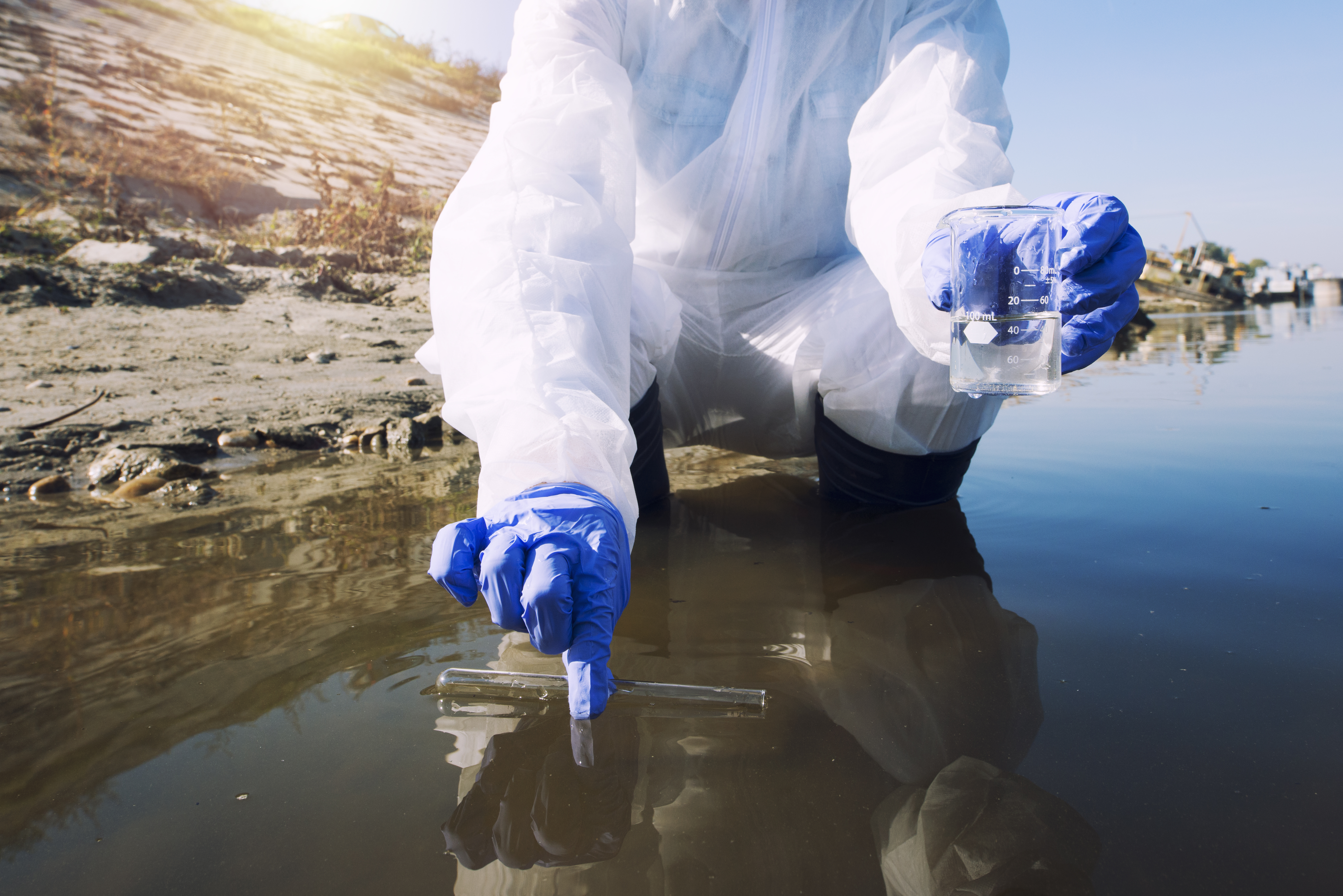 Si à ce jour, aucun cas de COVID-19 n’a été documenté comme causé par contamination par l’eau, le nouveau coronavirus est proche du SRAS et l’infection féco-orale est déjà documentée comme possible.