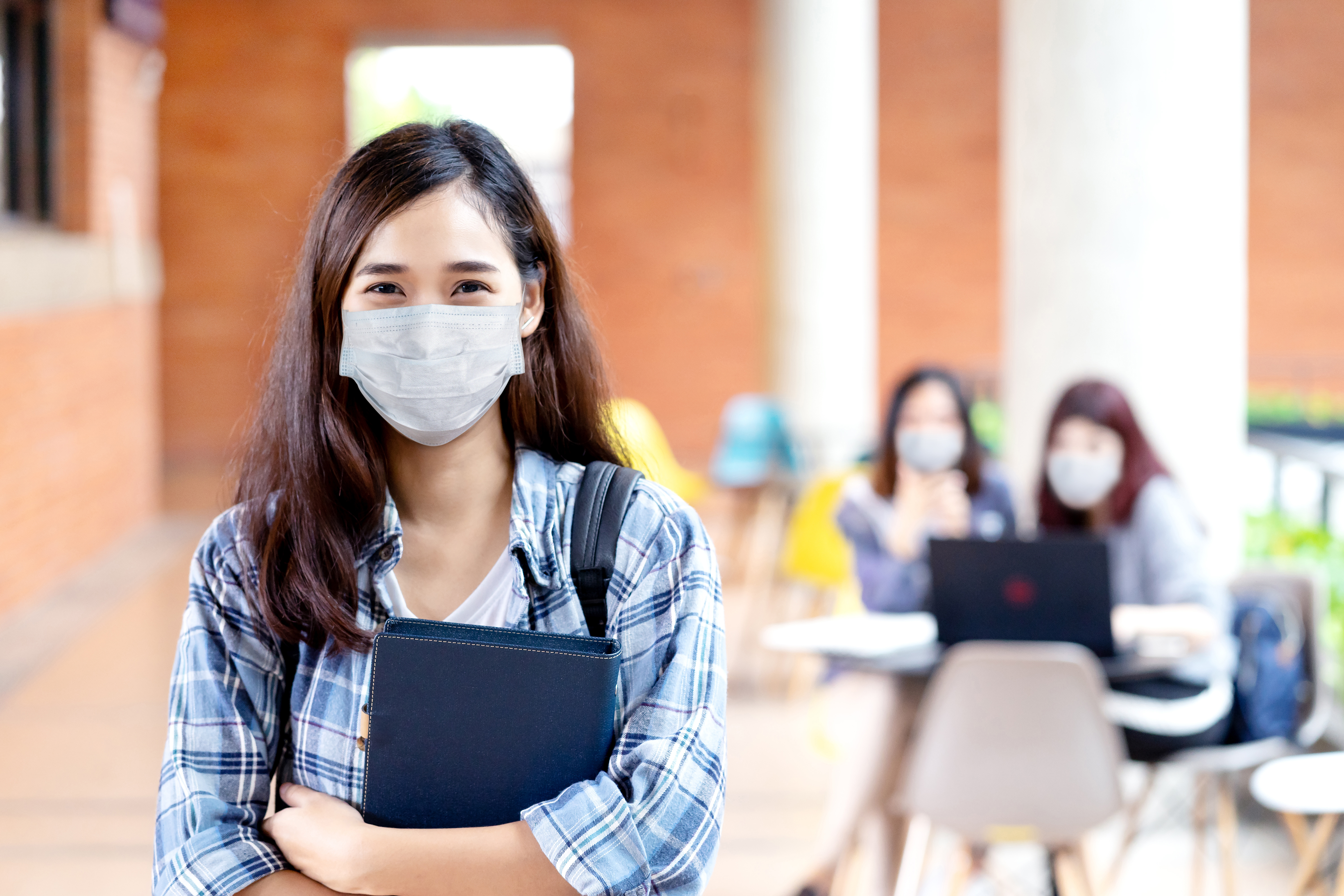 Partout dans le monde, les cliniciens ont noté que les enfants et les jeunes présentent des symptômes plus légers et évoluent plus rarement vers des complications respiratoires mortelles, mais pourquoi ? (Visuel Adobe Stock 348943868) Partout dans le monde, les cliniciens ont noté que les enfants et les jeunes présentent des symptômes plus légers et évoluent plus rarement vers des complications respiratoires mortelles, mais pourquoi ? (Visuel Adobe Stock 348943868)