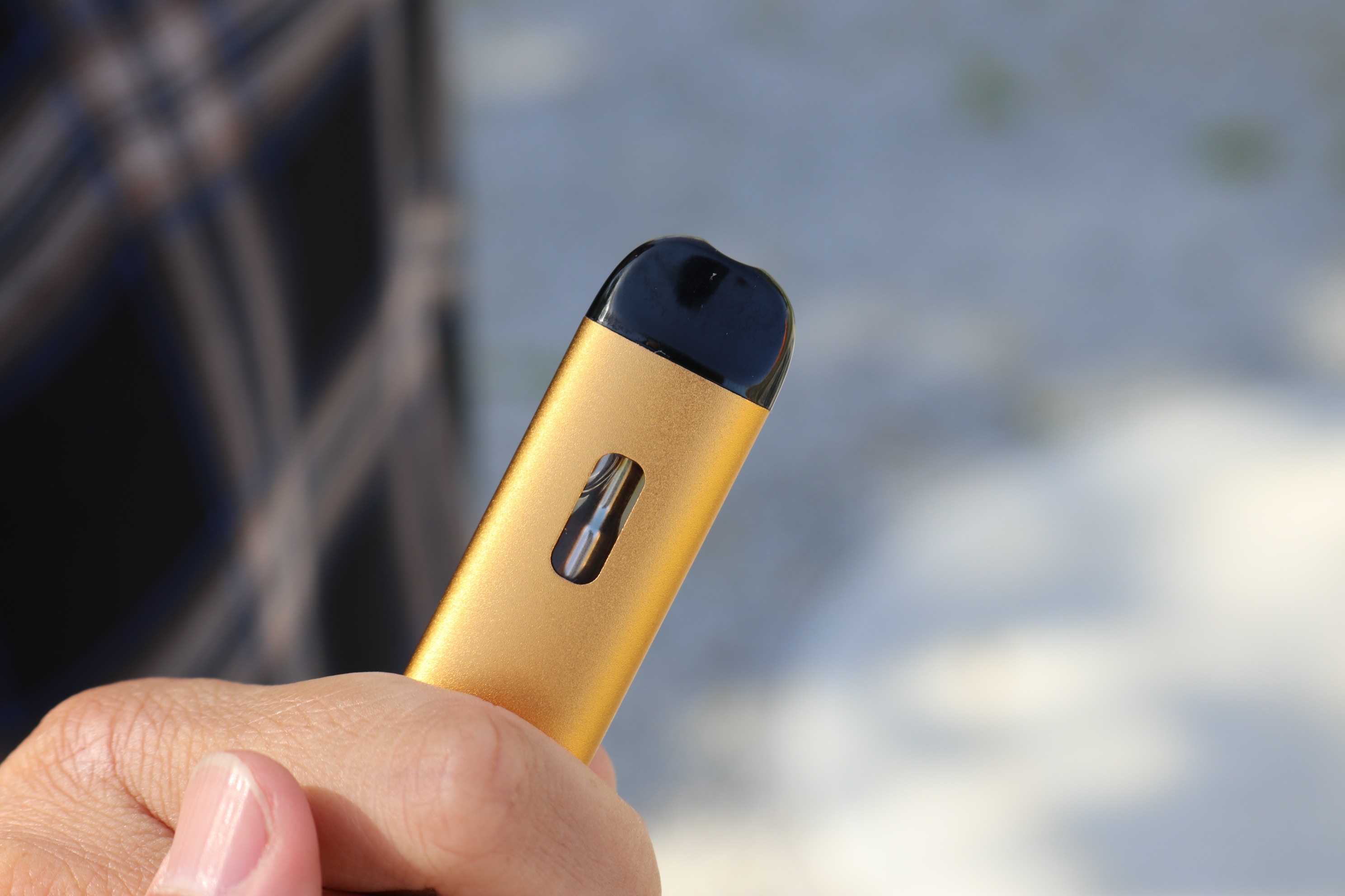 Si vous pensez à l’achat d’une cigarette électronique pour vous aider à arrêter de fumer, il y a plusieurs informations importantes à connaître (Visuel Unsplash via Eskimoz elsa-olofsson-4lfgu6j8_unplash) Si vous pensez à l’achat d’une cigarette électronique pour vous aider à arrêter de fumer, il y a plusieurs informations importantes à connaître (Visuel Unsplash via Eskimoz elsa-olofsson-4lfgu6j8_unplash)