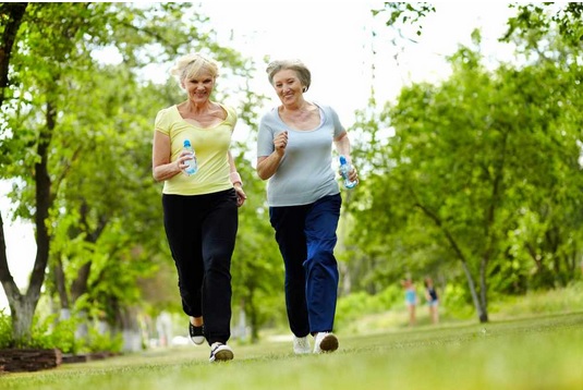 Faut-il remettre en question les directives de pratique des 150 minutes d’activité physique par semaine, chez les personnes plus âgées ? (Visuel Fotolia) 