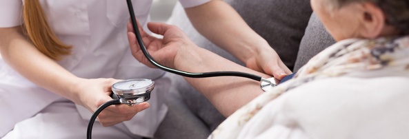 Une pression artérielle basse est associée à un risque accru de décès chez les adultes de plus de 80 ans et chez les adultes ayant déjà eu une crise cardiaque ou un accident vasculaire cérébral. Une pression artérielle basse est associée à un risque accru de décès chez les adultes de plus de 80 ans et chez les adultes ayant déjà eu une crise cardiaque ou un accident vasculaire cérébral.