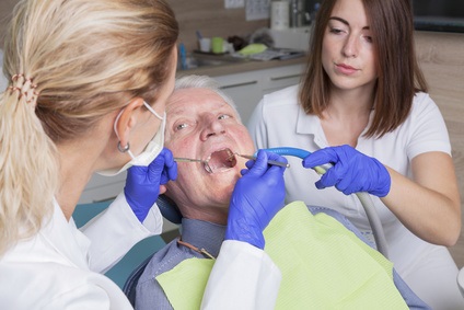 L'endocardite infectieuse (EI) est une infection grave des valvules cardiaques entraînant une morbidité et une mortalité élevées - 30% des personnes décèdent dans l'année qui suit le diagnostic. Mais faut-il prescrire systématiquement des antibiotiques en prophylaxie ? L'endocardite infectieuse (EI) est une infection grave des valvules cardiaques entraînant une morbidité et une mortalité élevées - 30% des personnes décèdent dans l'année qui suit le diagnostic. Mais faut-il prescrire systématiquement des antibiotiques en prophylaxie ?