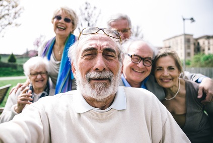 Les personnes de 60 ans socialement actives font face à un risque de démence plus faible