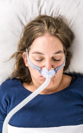 L’AOS peut être traitée avec un dispositif de pression positive continue (CPAP) qui empêche la fermeture des voies respiratoires pendant le sommeil.