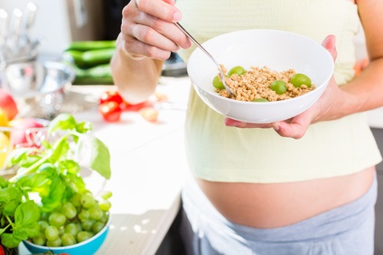 Il semble ici que la stratégie d’évitement de la mère ait bien peu d’effet sur le risque d’allergie de l’enfant.