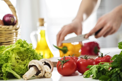 En augmentant le « bon » cholestérol (HDL), un régime riche en légumes permet de réduire la fatigue chez les patients atteints de sclérose en plaques (SEP)