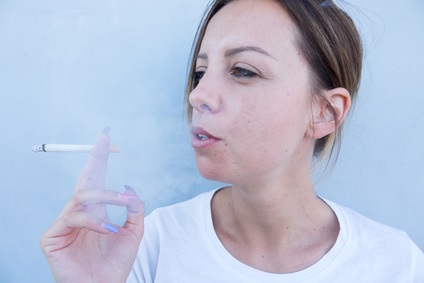 Fumer 10 cigarettes par jour ou plus est lié, chez les jeunes, à un risque plus élevé de psychose vs les jeunes non-fumeurs. 