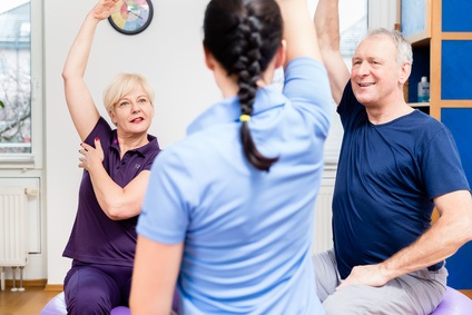 La pratique d’une activité physique pendant le traitement et lors de la phase de récupération entraîne aussi des bénéfiques pour le patient âgé