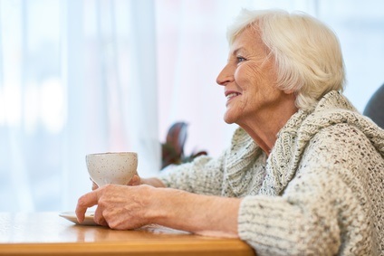 Le café chez les patients atteints de la maladie d'Alzheimer ou chez les patients sains au cours du vieillissement normal, bloque les récepteurs de l'adénosine, des molécules susceptibles de participer au dysfonctionnement psychologique et cognitif. 