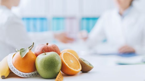 L’alimentation est confirmée, avec la pratique de l’exercice, comme un facteur majeur de prévention ou de risque. L’alimentation est confirmée, avec la pratique de l’exercice, comme un facteur majeur de prévention ou de risque.