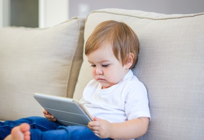 Regarder la télévision ou jouer avec un écran est un passe-temps courant dans la petite enfance (Visuel Fotolia 223375205)