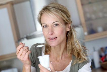 Un apport accru de yaourt pourrait permettre de réduire le risque de maladie cardiovasculaire chez les patients souffrant d’hypertension artérielle (HTA).
