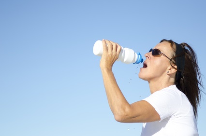 Chez les personnes âgées, une bonne hydratation, est évidemment nécessaire pour profiter des bénéfices physiques de l’exercice, mais également indispensable pour en tirer tous les avantages cognitifs Chez les personnes âgées, une bonne hydratation, est évidemment nécessaire pour profiter des bénéfices physiques de l’exercice, mais également indispensable pour en tirer tous les avantages cognitifs