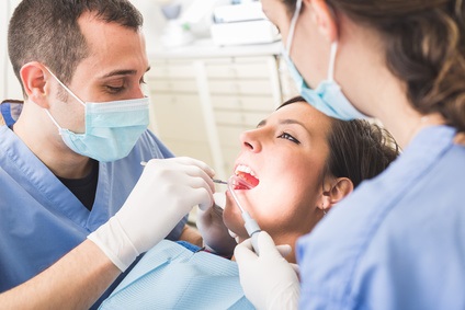 Les dentistes ont « bien » travaillé durant cette épidémie de COVID-19 car bien que supposés être en première ligne d’exposition au virus et donc à haut risque de COVID-19, moins d’1% des dentistes se révèlent positifs au COVID-19 (Fotolia 77825039)