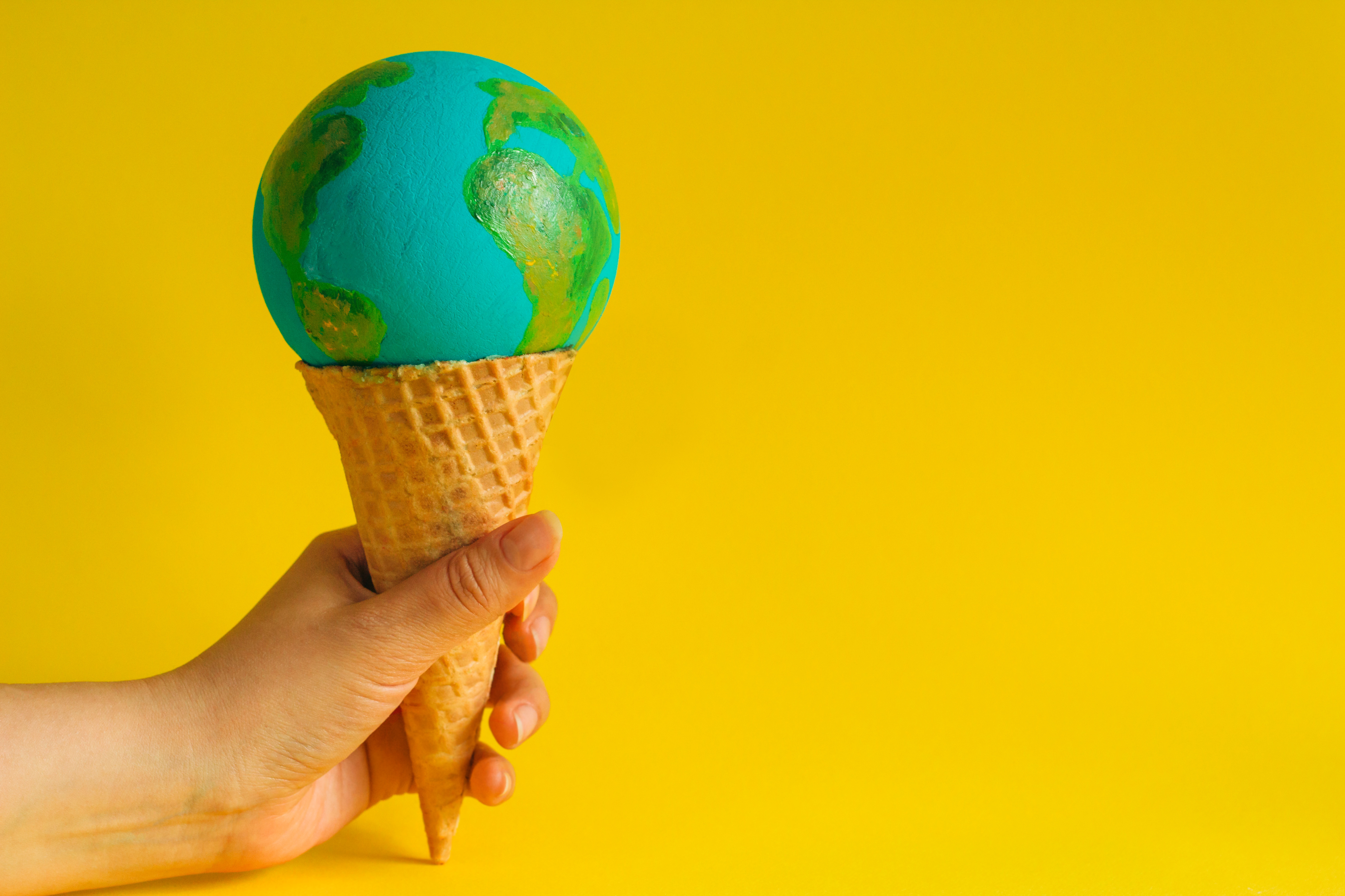 « Juste une poignée de riz et de haricots, toute une partie de notre monde est affamée. Pizza et glaces, une autre partie de notre monde est suralimentée et jette de la nourriture tous les jours » (Visuel Fotolia) « Juste une poignée de riz et de haricots, toute une partie de notre monde est affamée. Pizza et glaces, une autre partie de notre monde est suralimentée et jette de la nourriture tous les jours » (Visuel Fotolia)