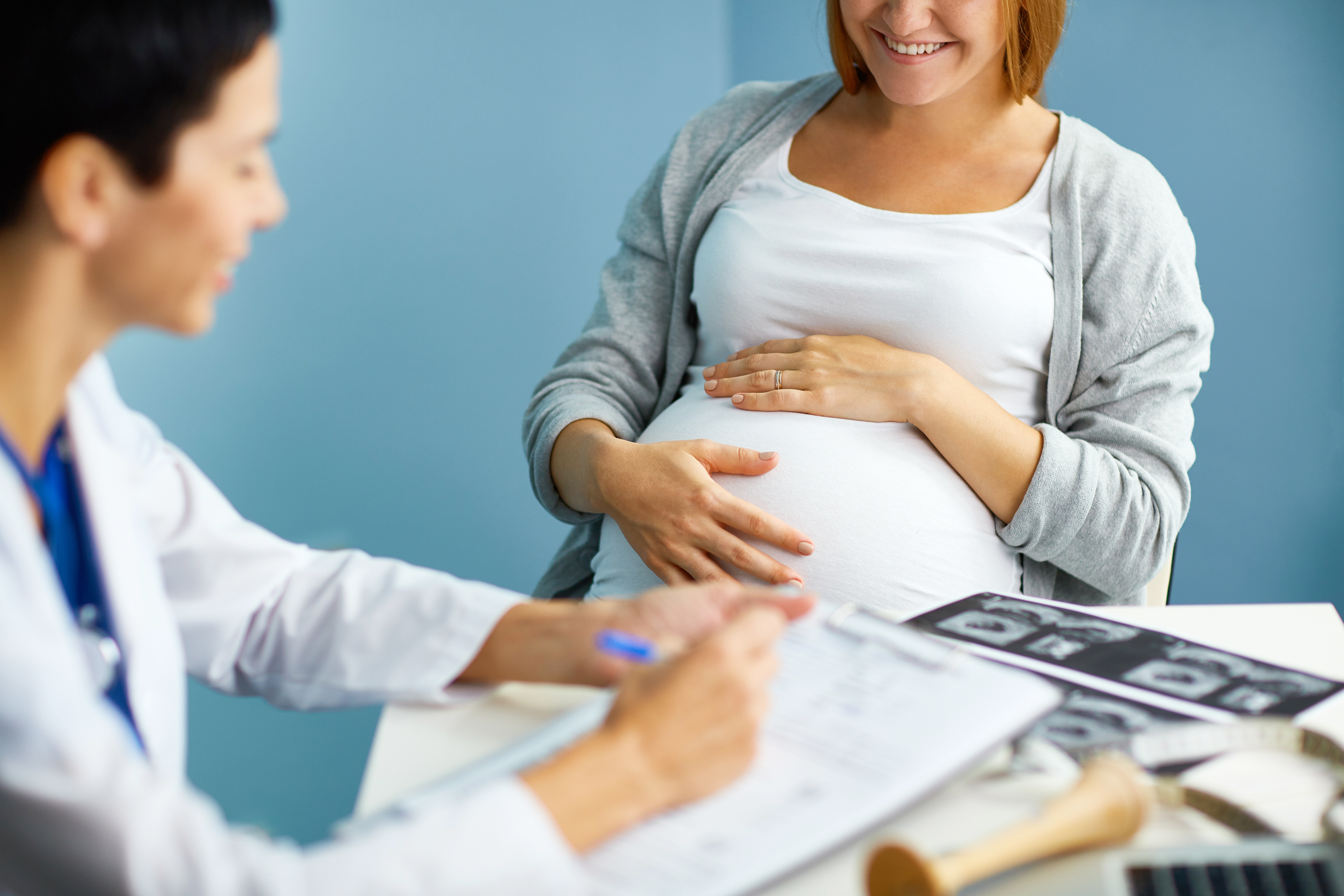 Une chirurgie bariatrique entre une première et une deuxième grossesse est associée à un risque plus faible d'hypertension et de naissance prématurée, et réduit le risque de complications lors de la deuxième grossesse.