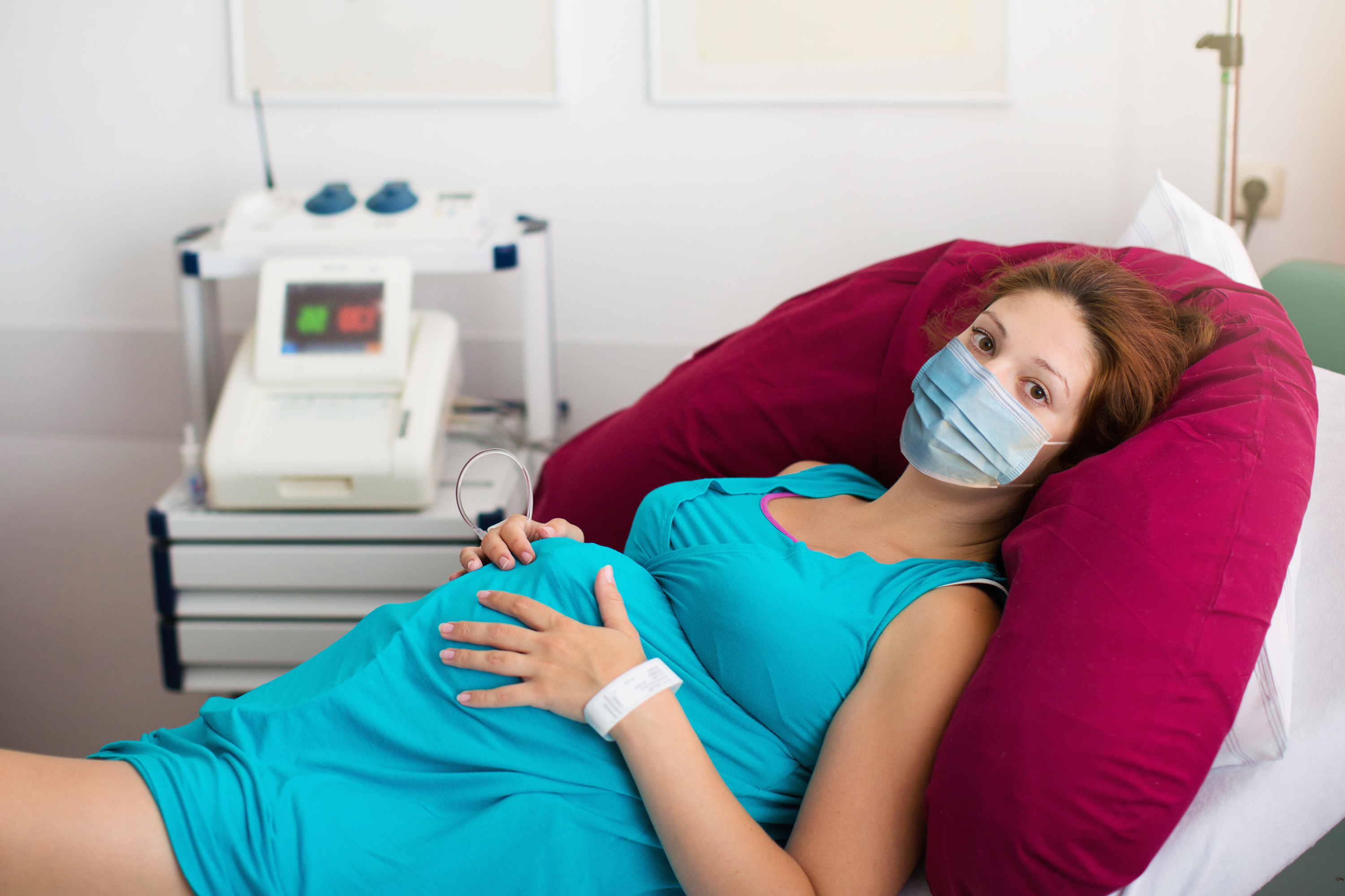 COVID-19 peut provoquer des caillots sanguins mortels et ce risque pourrait être particulièrement élevé pour les femmes enceintes ou prenant des œstrogènes (Visuel Adobe Stock 359108755)