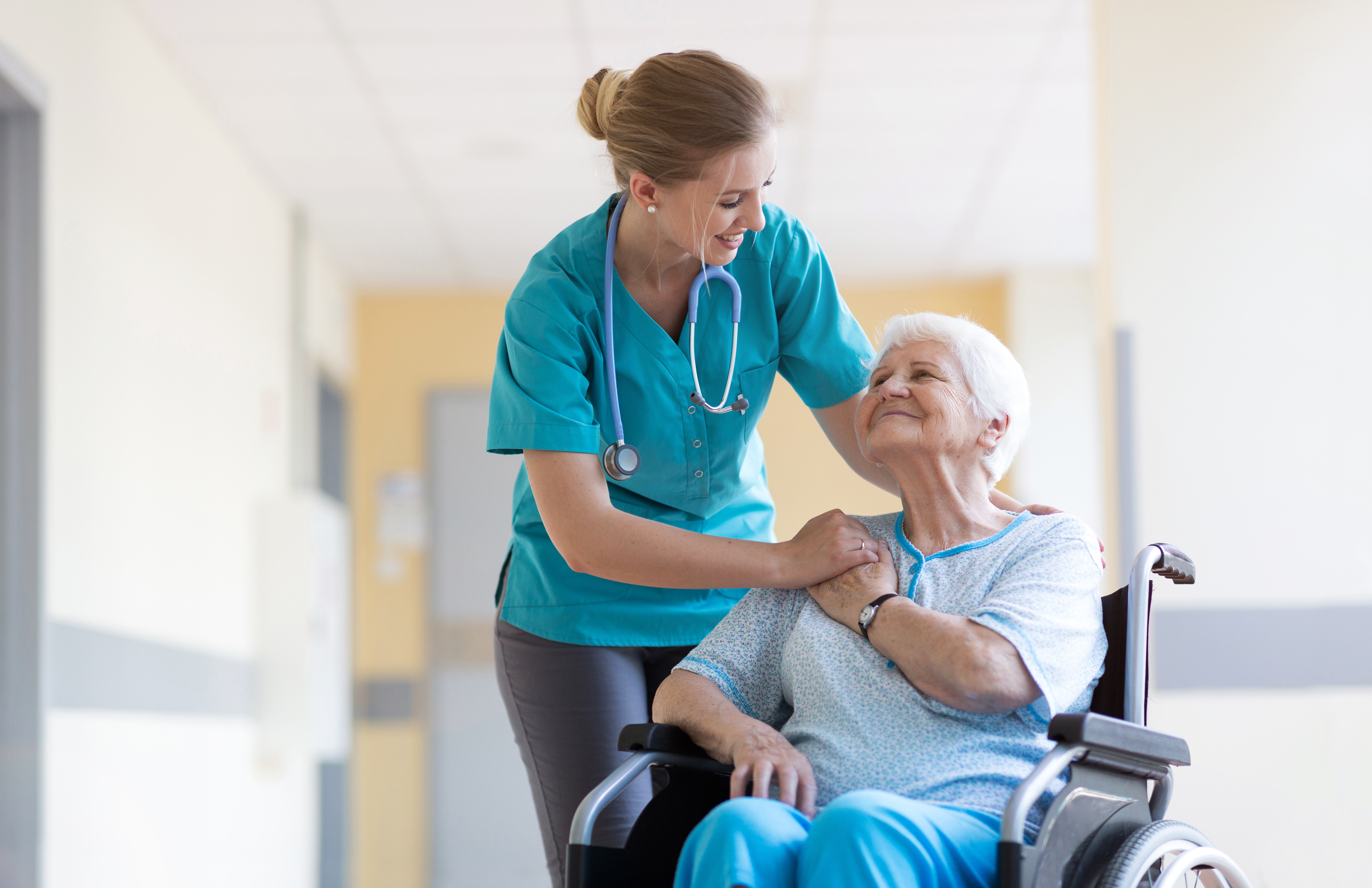 Une formation spécialisée permet de réduire les risques de chute, de complications et d’hospitalisation des patients âgés.
