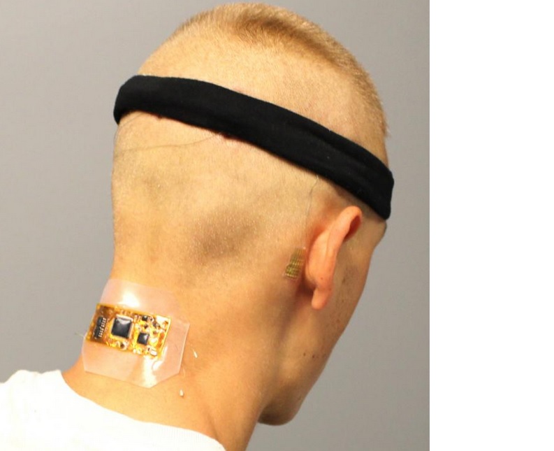 Le sujet porte une électronique sans fil flexible adaptée à la nuque, avec des électrodes maintenues par un bandeau en tissu et une électrode à nano-membrane sur la mastoïde connectées entre elles par de micro-câbles Le sujet porte une électronique sans fil flexible adaptée à la nuque, avec des électrodes maintenues par un bandeau en tissu et une électrode à nano-membrane sur la mastoïde connectées entre elles par de micro-câbles