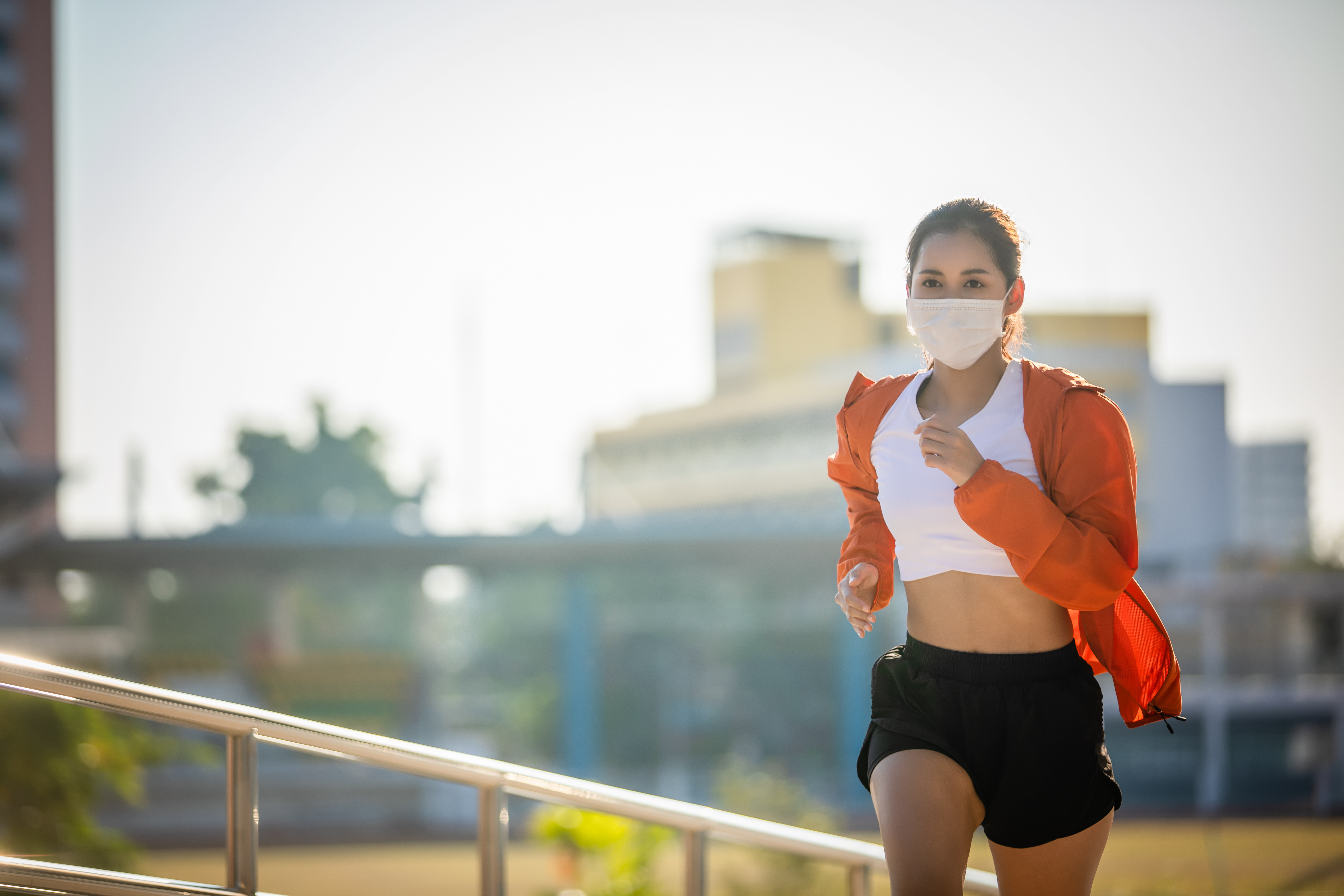 Pratiquer l’exercice avec un masque, oui, c’est tout à fait possible car les masques n'altèrent pas la fonction pulmonaire pendant l'activité physique (Visuel Adobe Stock 330880057)